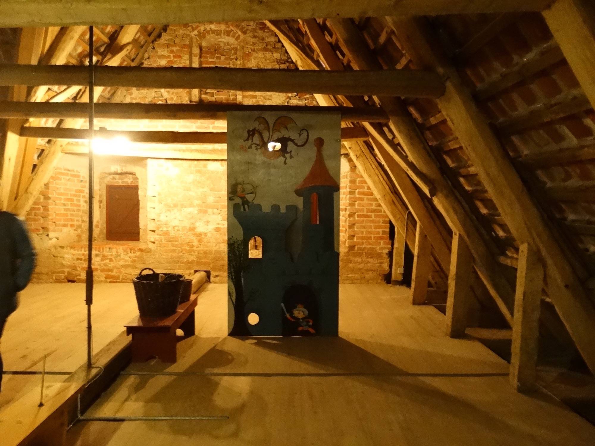 Dachboden der Burg mit Spielangeboten für Kinder