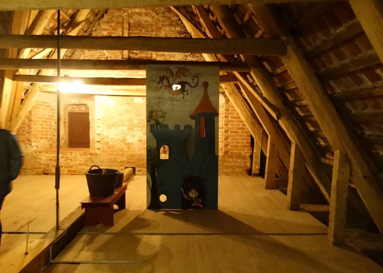 Dachboden der Burg mit Spielangeboten für Kinder