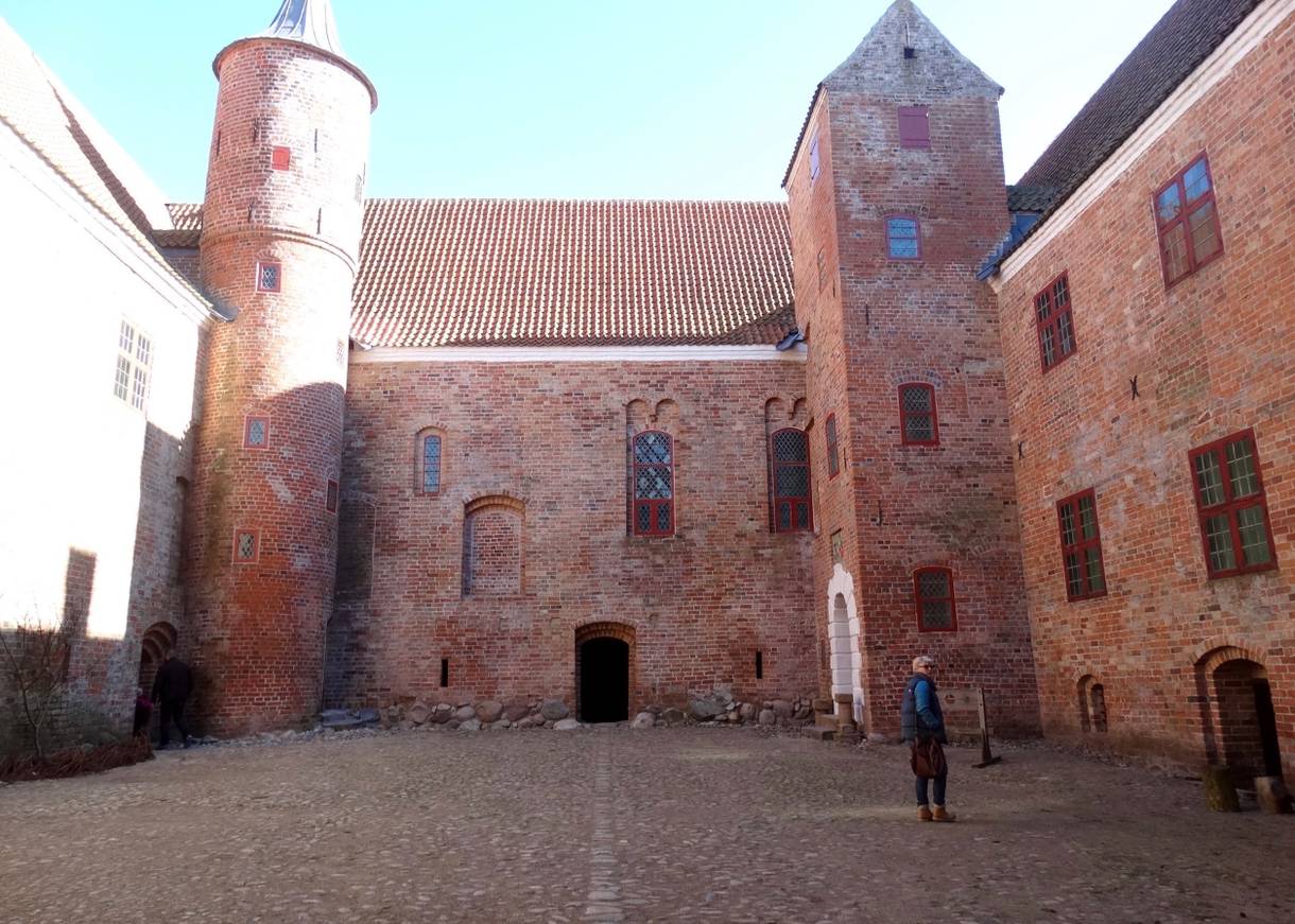 Innenhof der Burg mit einer Besucherin