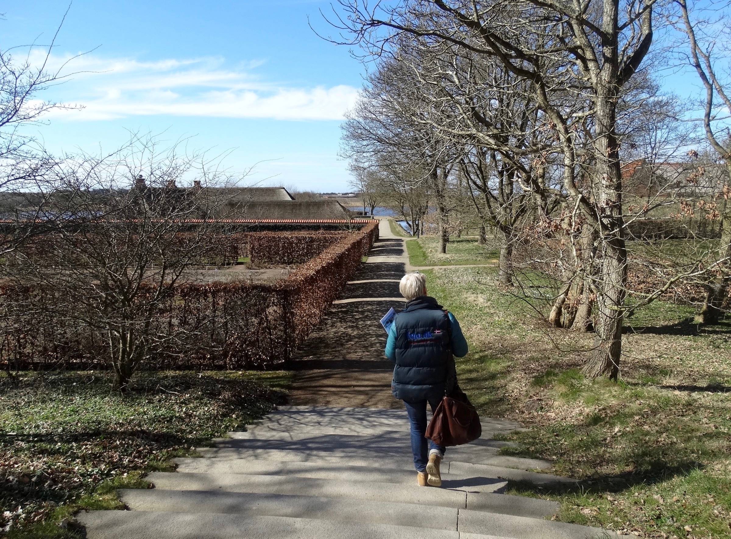Spaziergänger im Frühjahr auf einem Weg im Park 