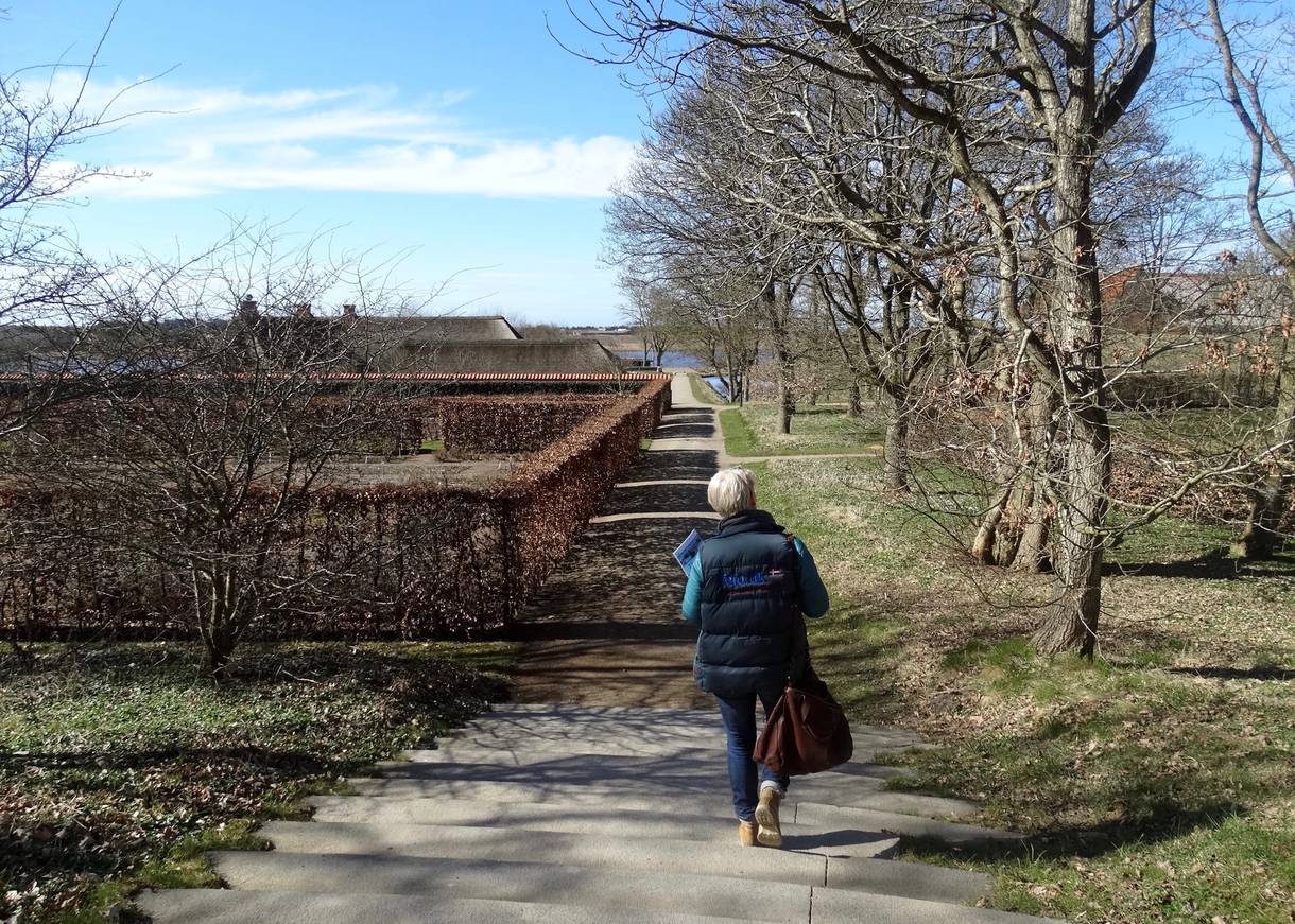 Spaziergänger im Frühjahr auf einem Weg im Park 