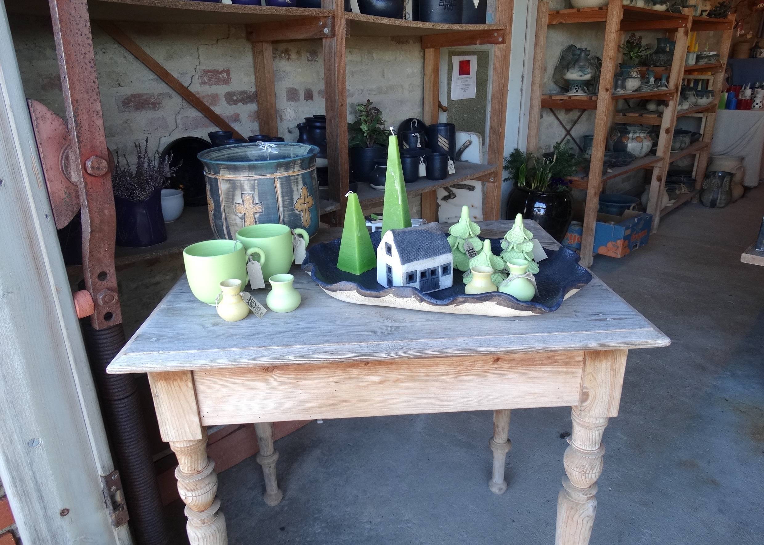 Alter Holztisch mit Keramik und Kerzen