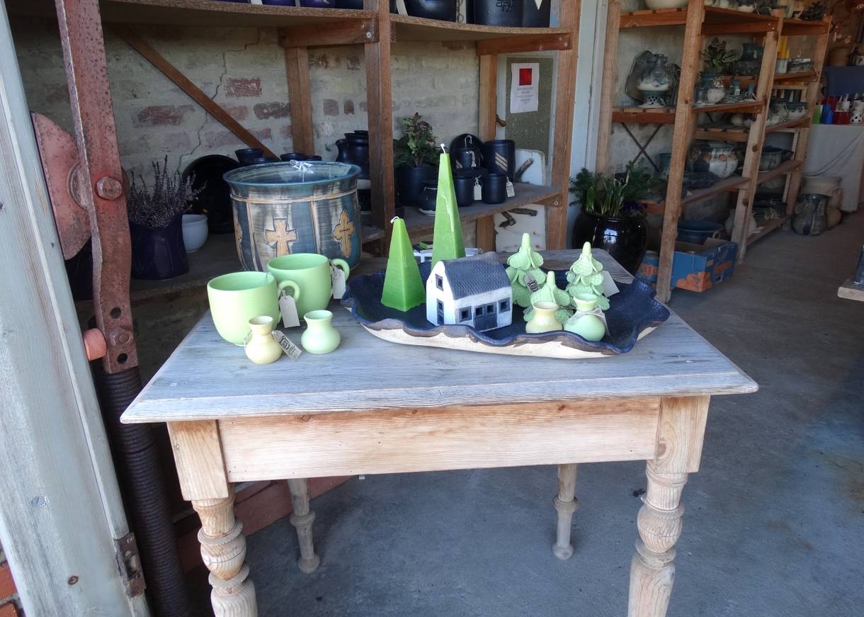 Alter Holztisch mit Keramik und Kerzen