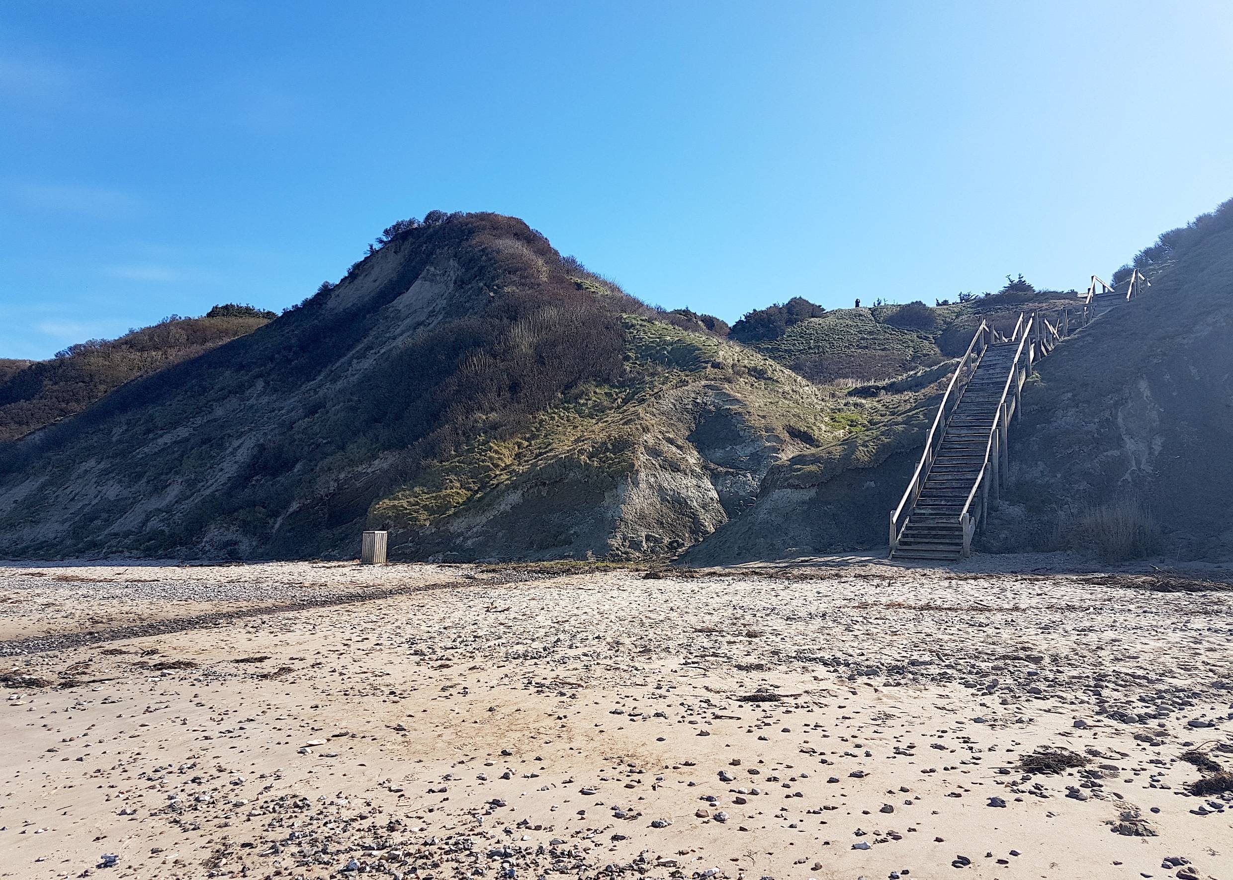 Strandzugang an der Treppe vom Ufer aus gesehen