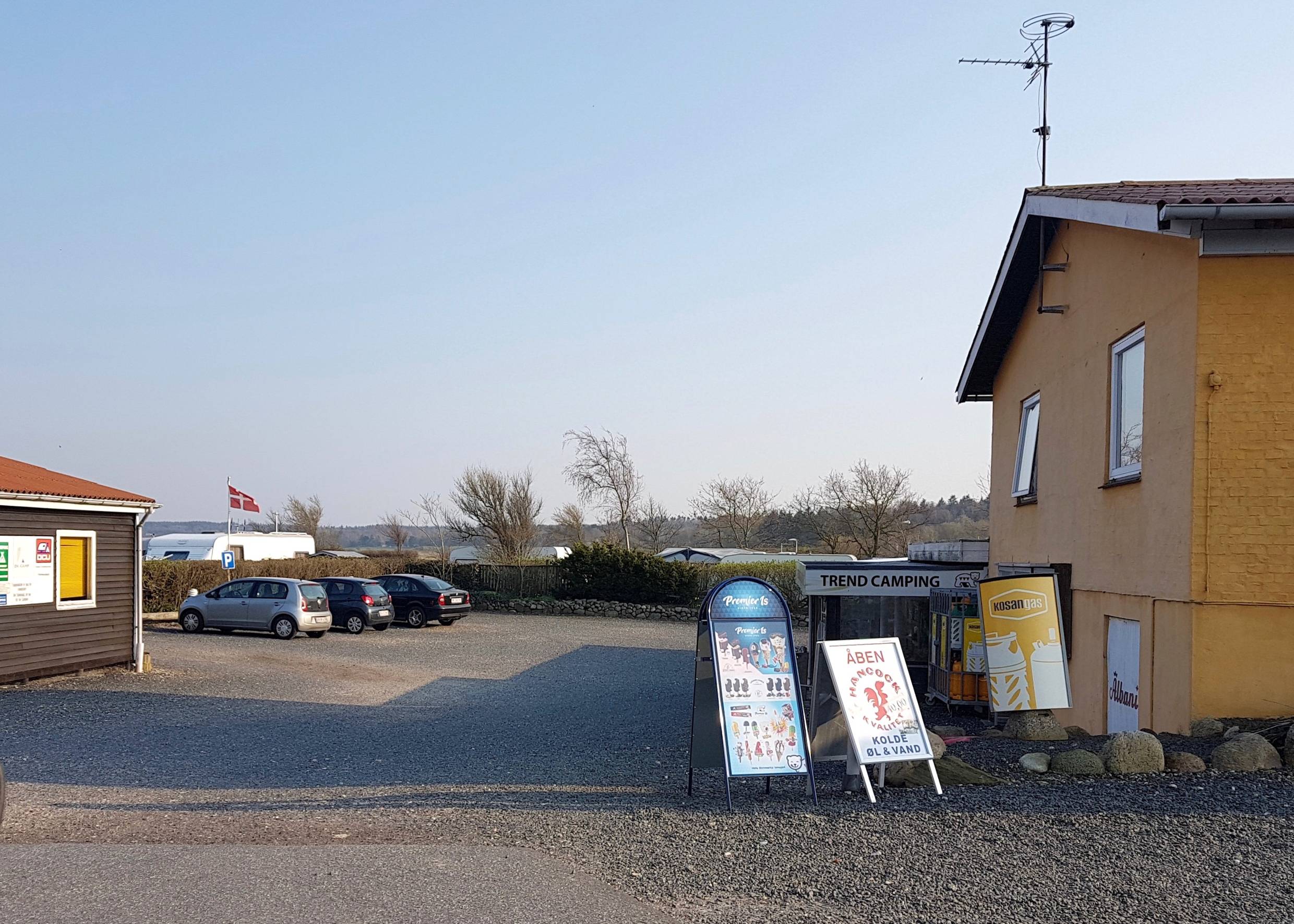 Werbeschilder vor einem Kiosk am Campingplatz