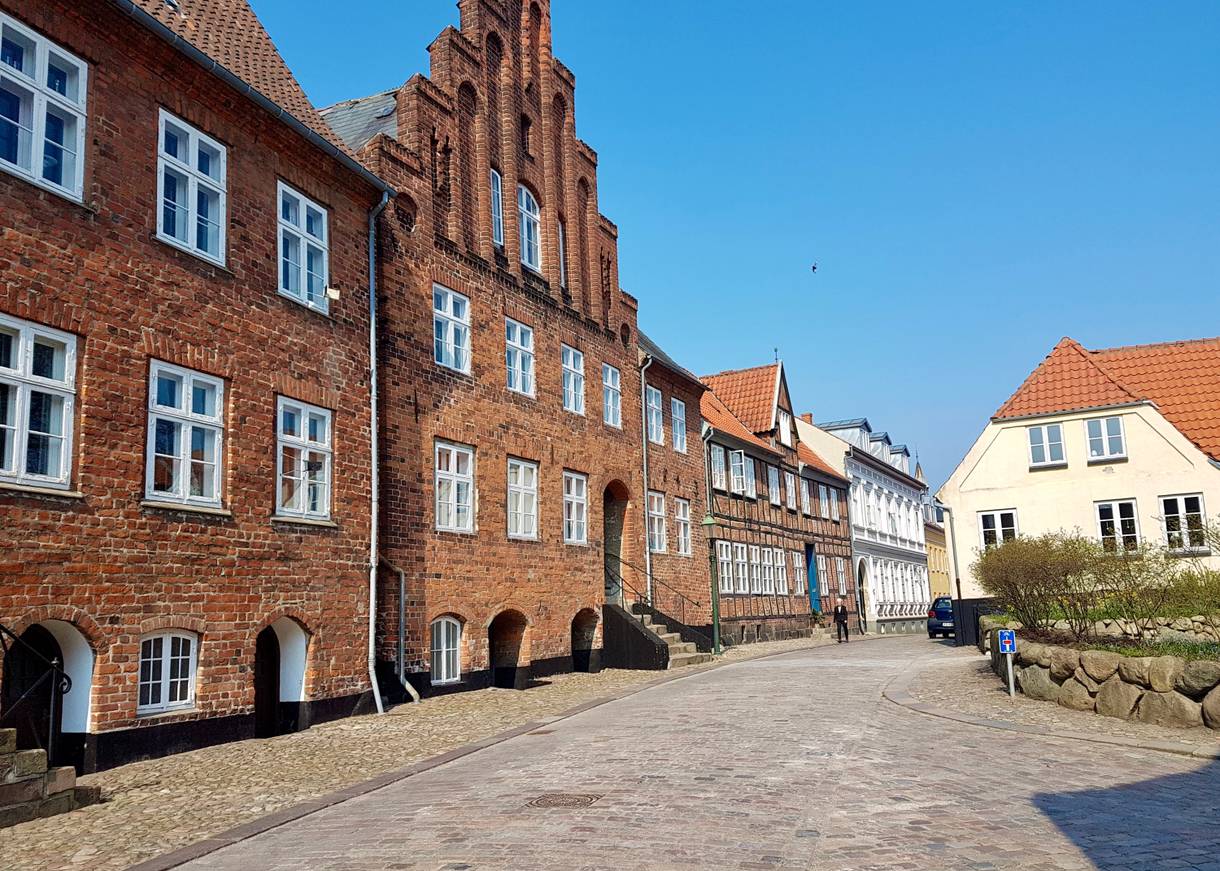 Alte Bürgerhäuser an einer Kopfsteinpflasterstraße