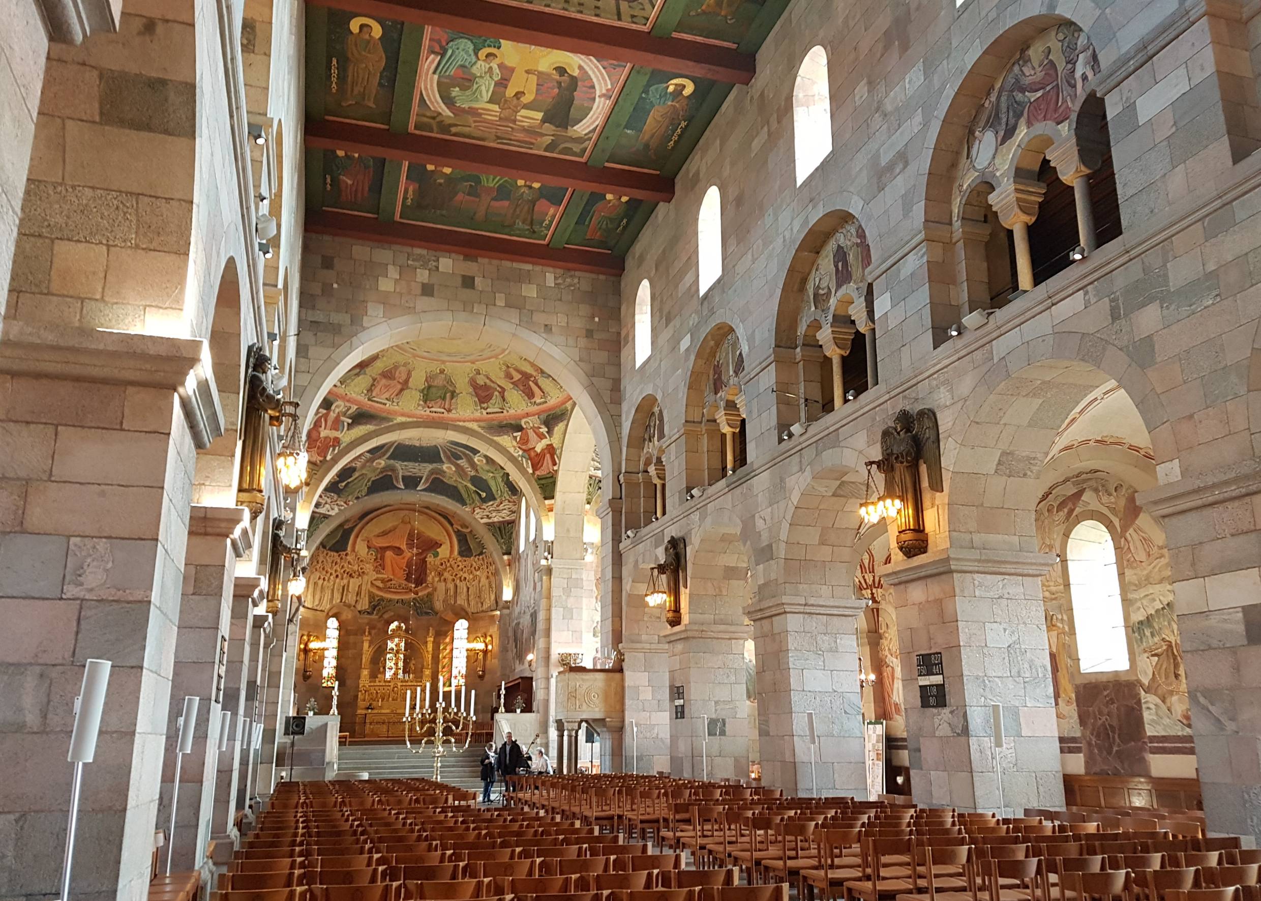 Kirchenschiff des Doms mit Deckengemälden und romanischen Bögen