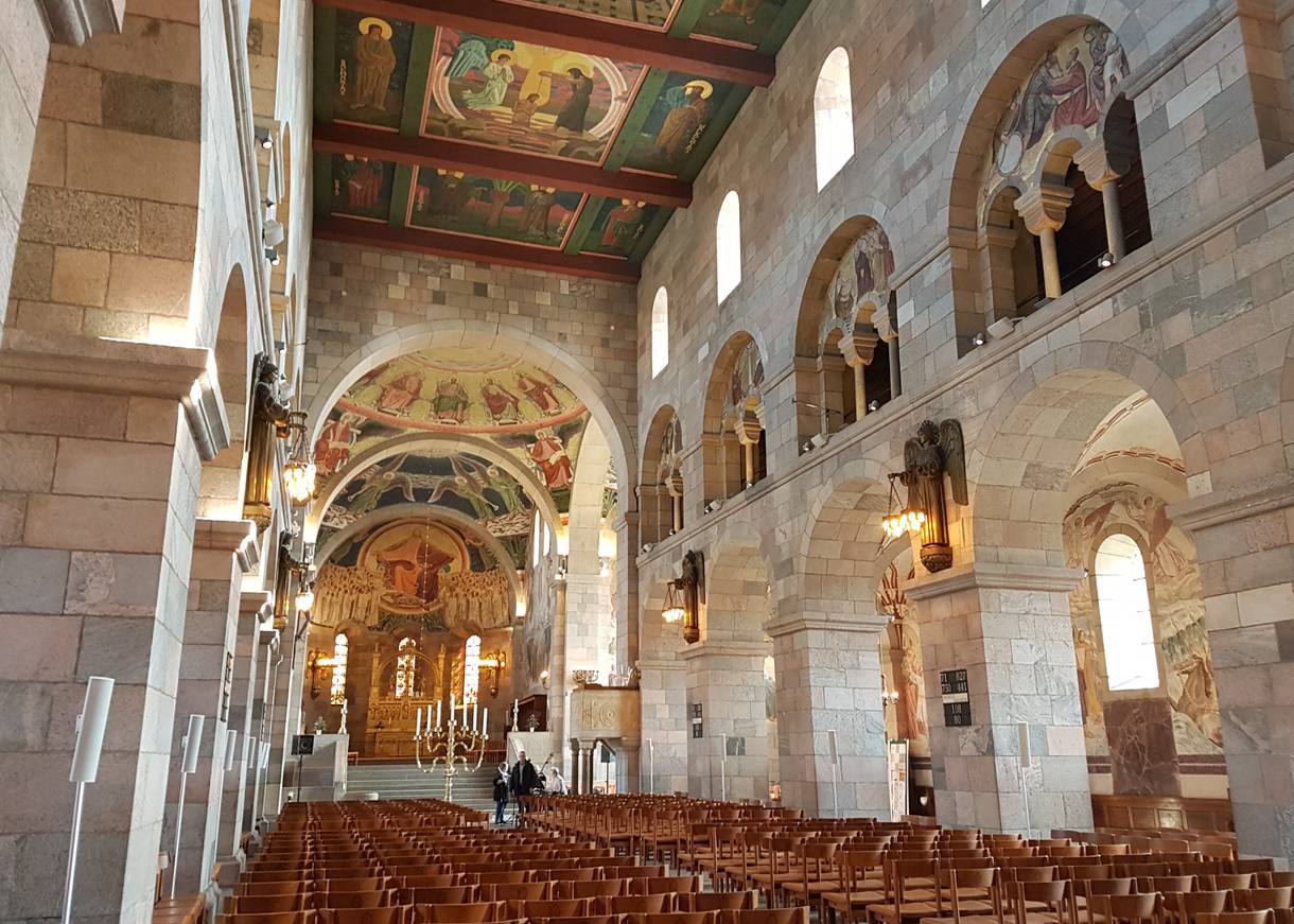 Kirchenschiff des Doms mit Deckengemälden und romanischen Bögen