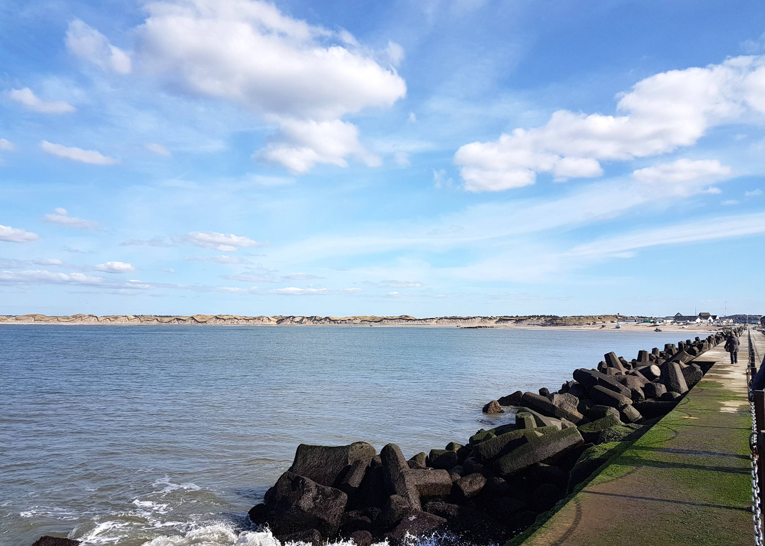 Blick vom Ende einer Mole über eine Bucht an der Nordsee