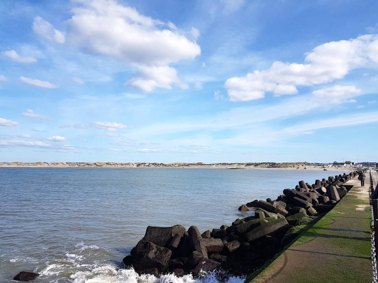 Blick vom Ende einer Mole über eine Bucht an der Nordsee