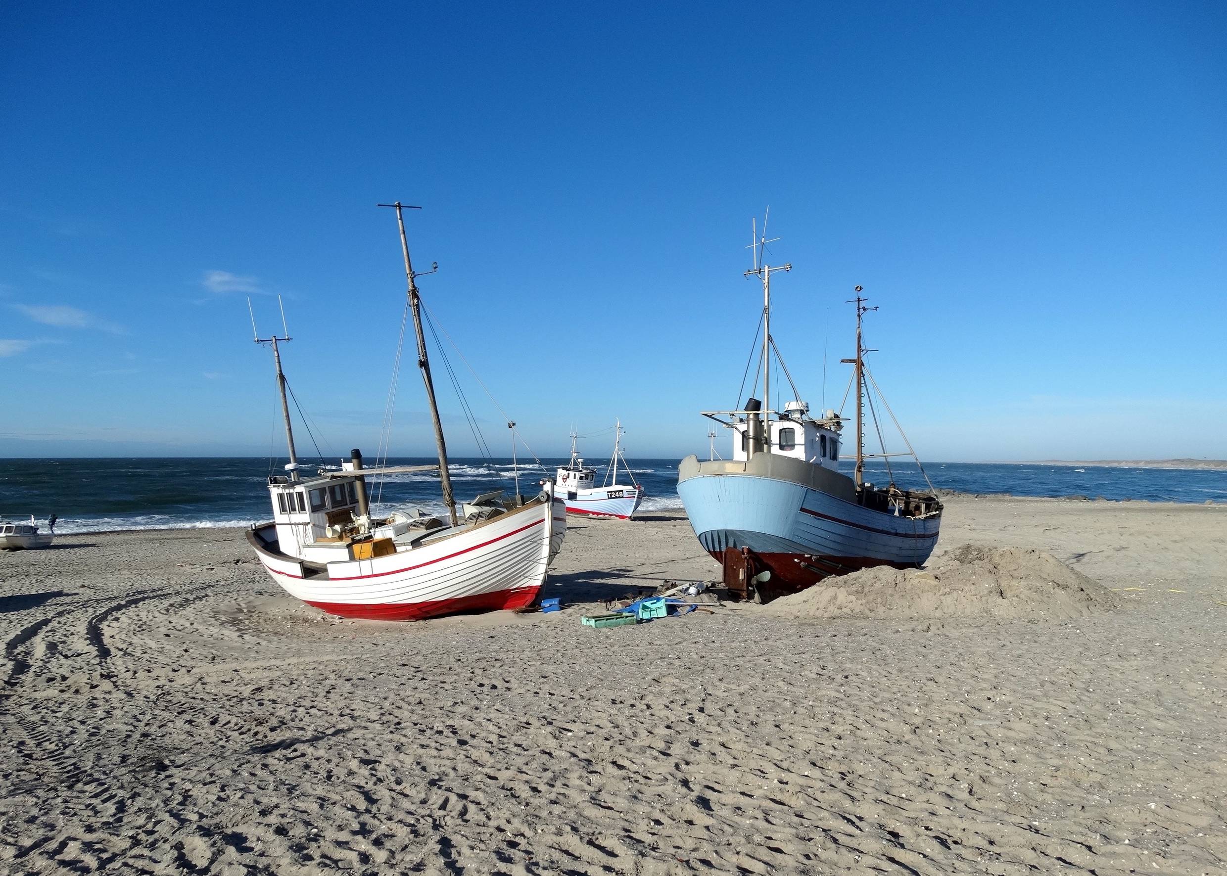 Zwei Fischerboote in der Sonne auf dem Strand