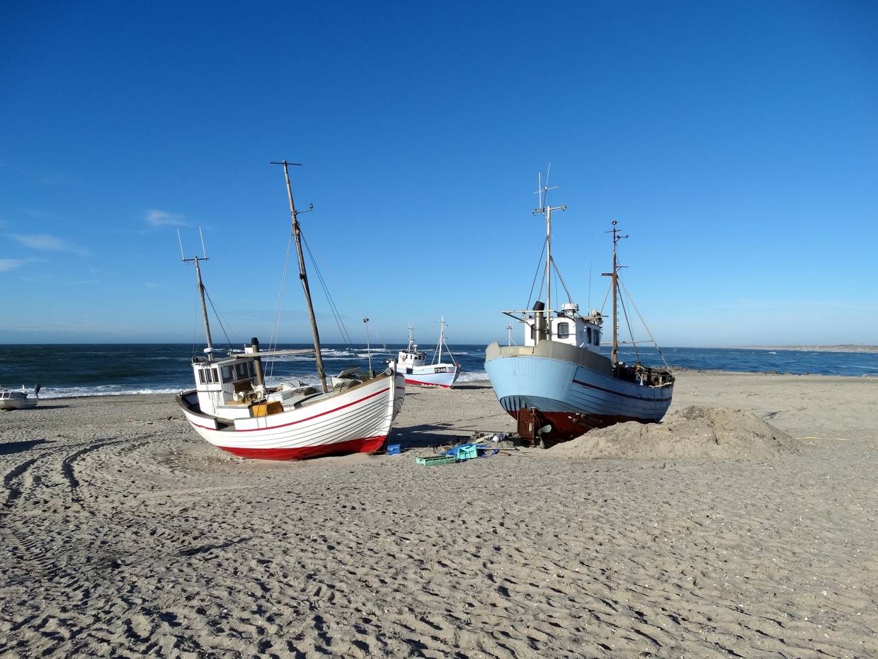 Zwei Fischerboote in der Sonne auf dem Strand