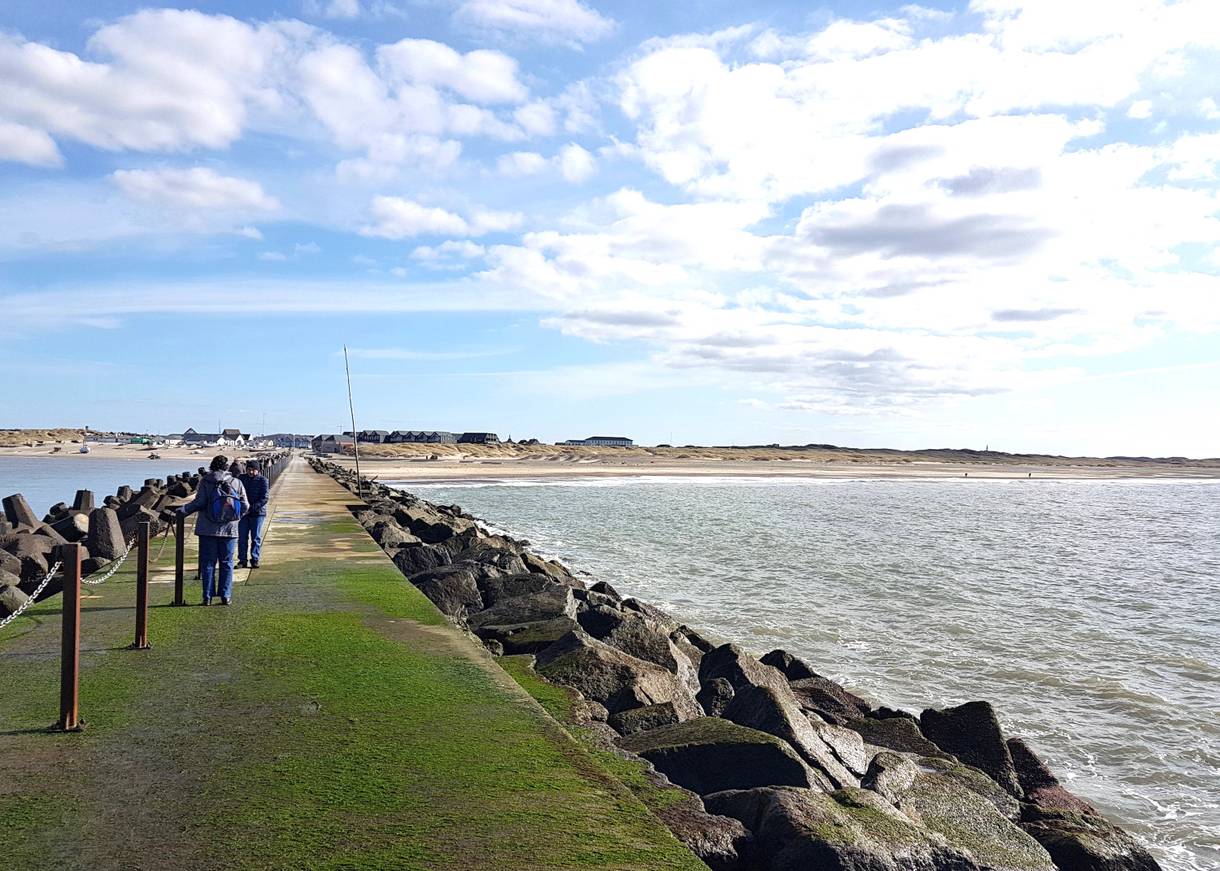 Blick vom Ende einer langes Stegs auf Vorupør