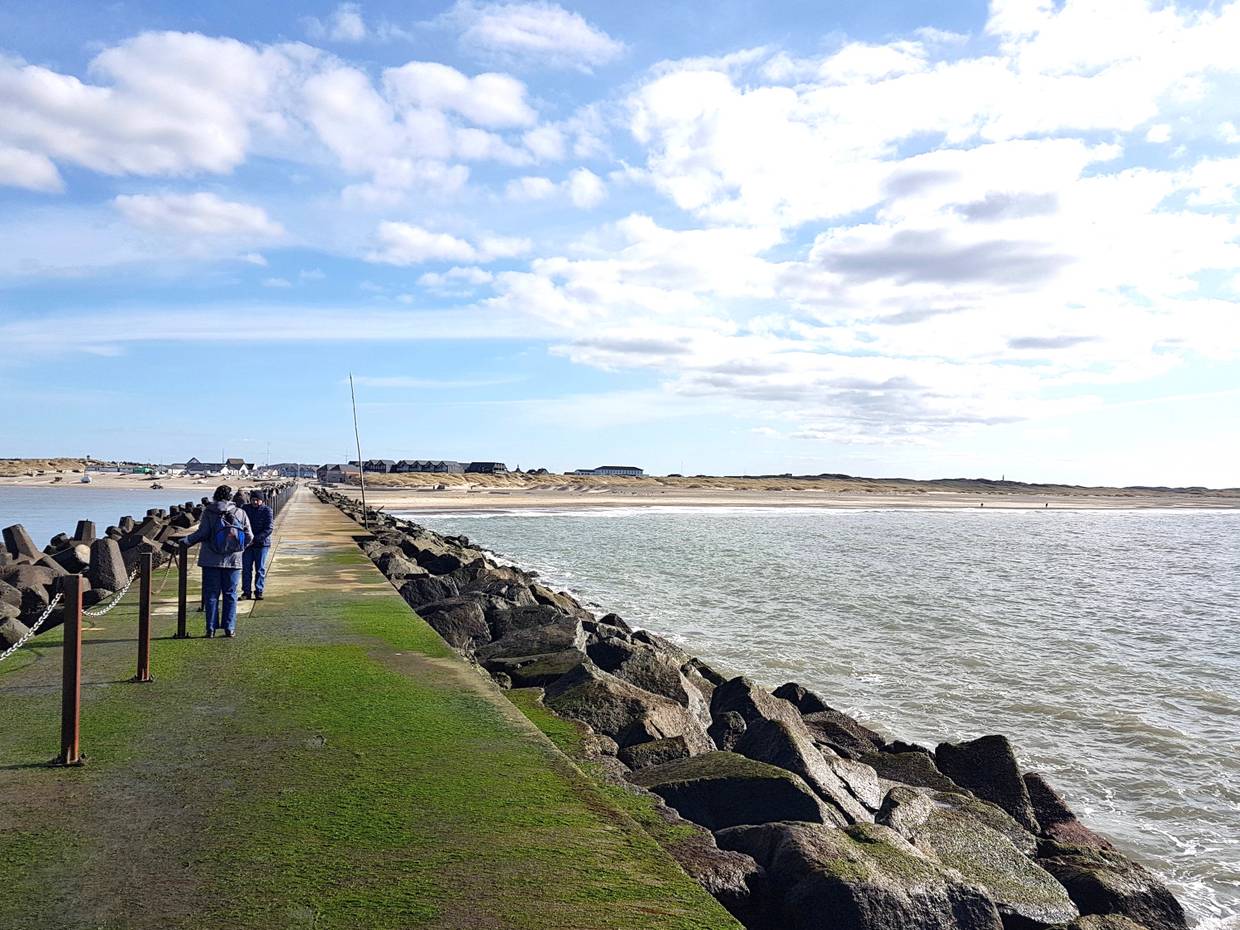 Blick vom Ende einer langes Stegs auf Vorupør