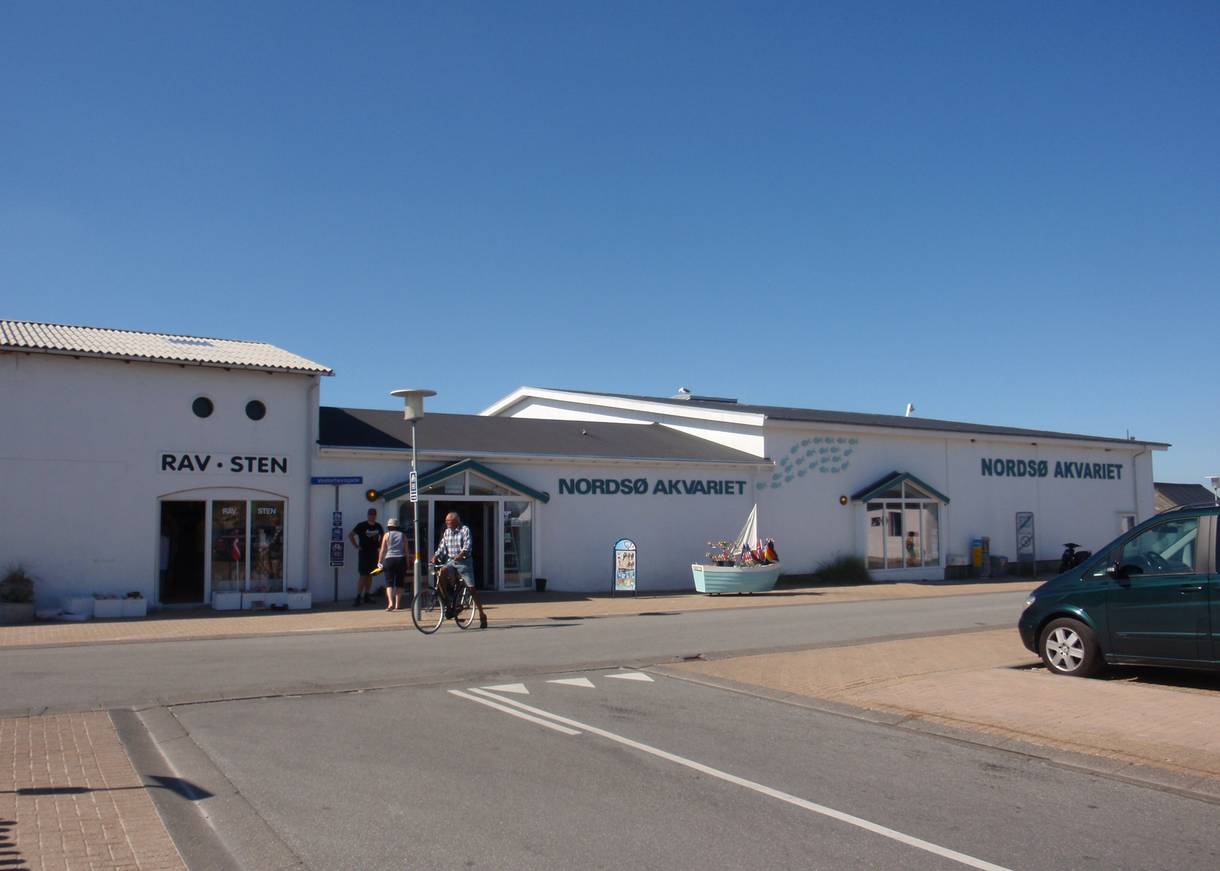 Nordseeaquarium und ein Geschäft in einem weißen Gebäude