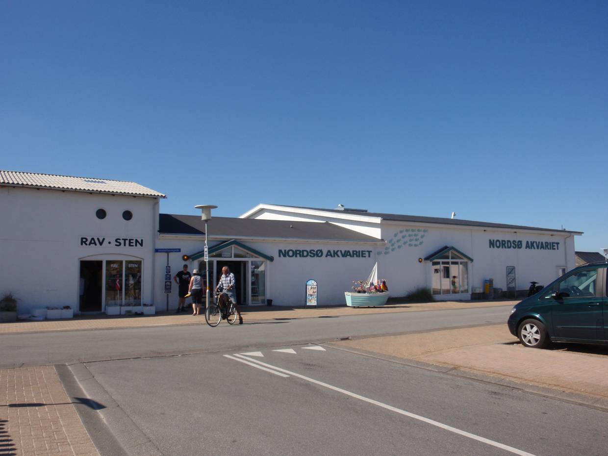 Nordseeaquarium und ein Geschäft in einem weißen Gebäude