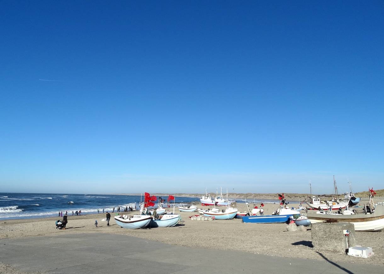 Fischerboote liegen auf dem breiten Strand