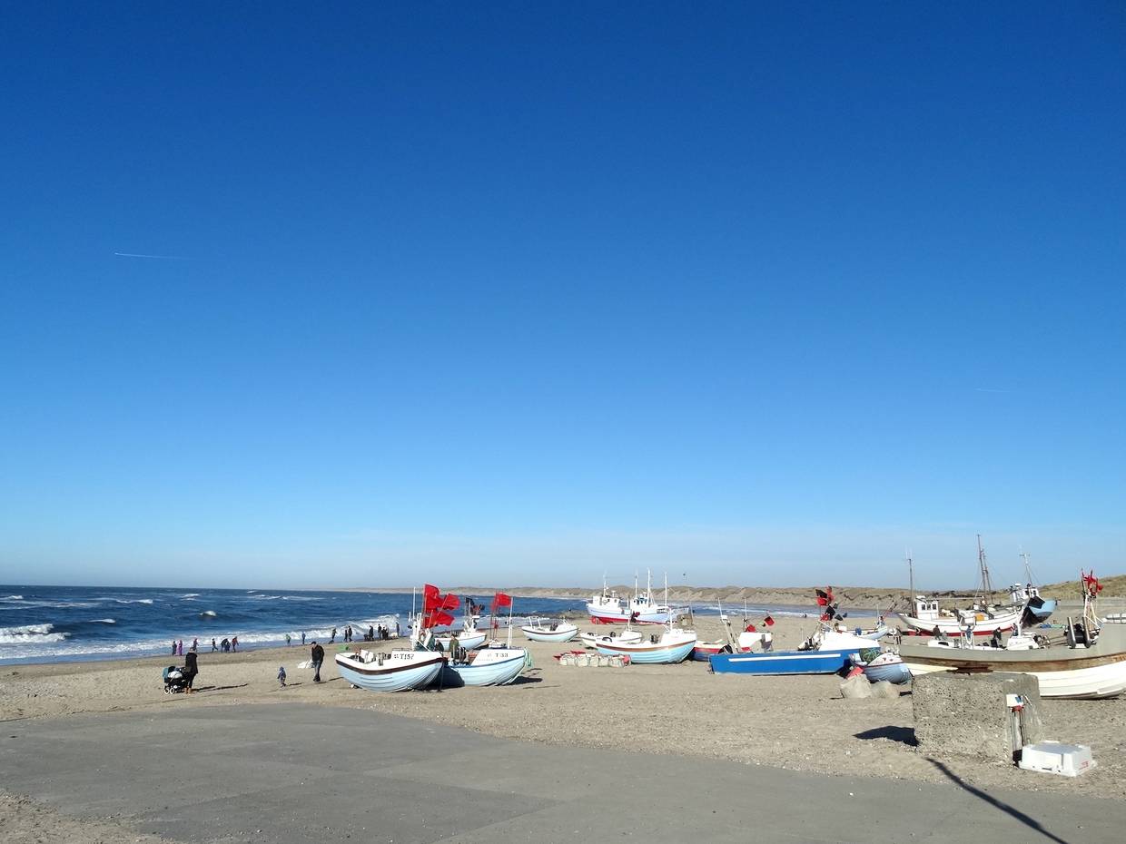 Fischerboote liegen auf dem breiten Strand