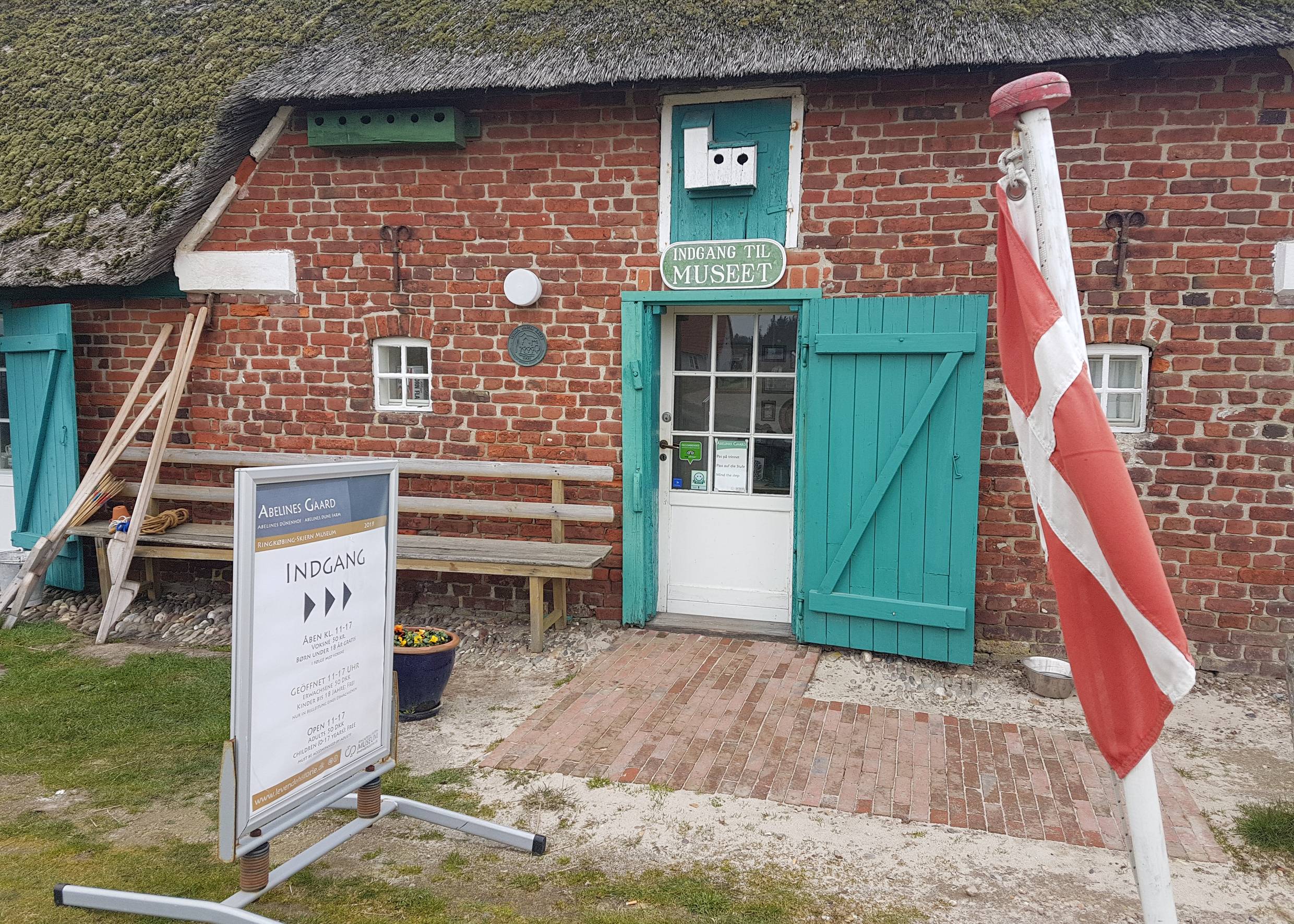 Leuchtend grüne Tür an einem Hof, Eingang zum Museum