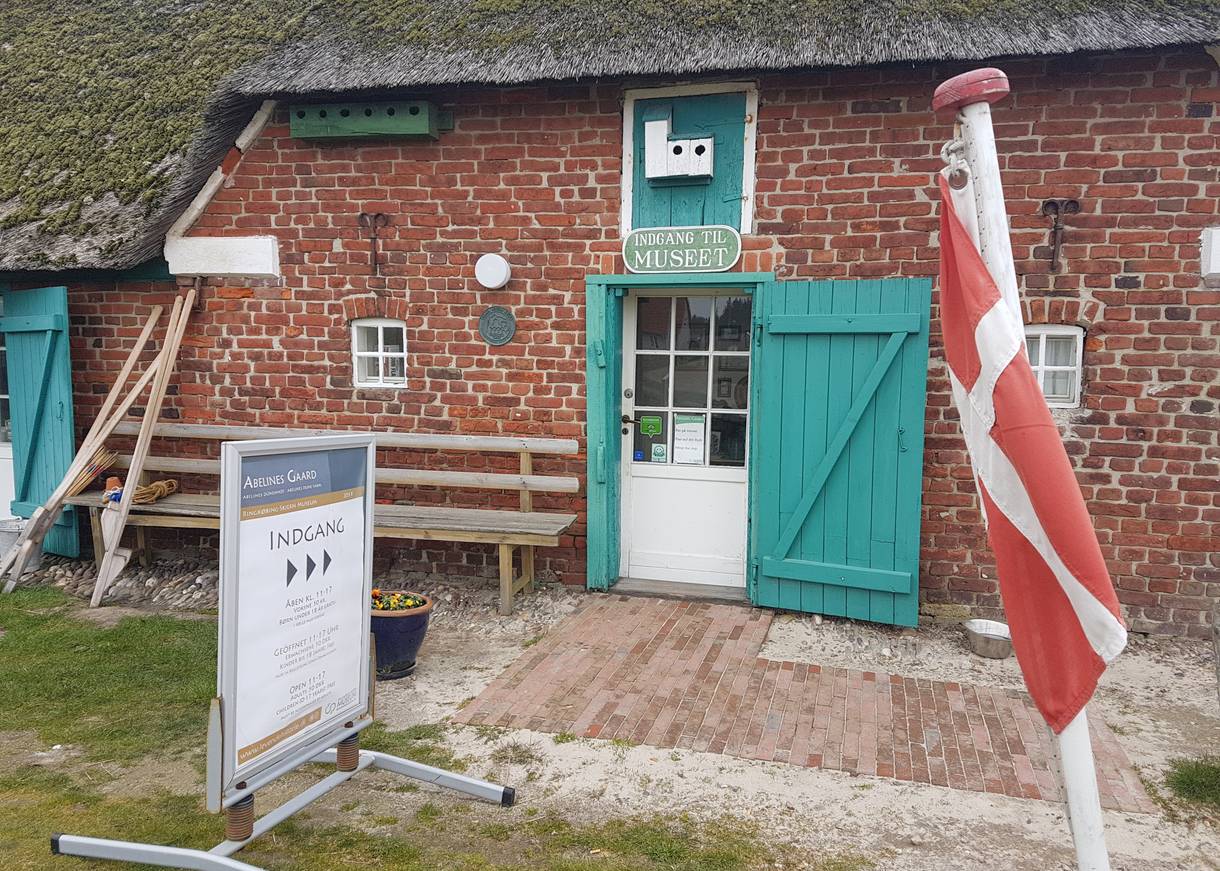 Leuchtend grüne Tür an einem Hof, Eingang zum Museum