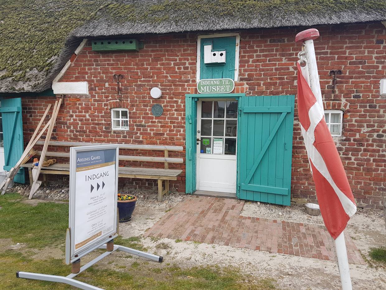Leuchtend grüne Tür an einem Hof, Eingang zum Museum