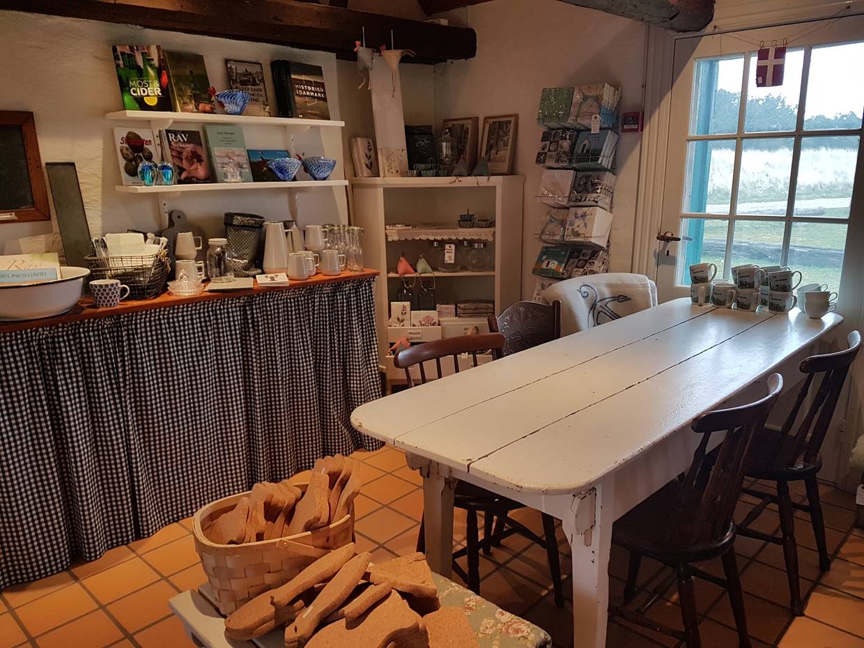 Museumsshop, der wie eine alte Küche eingerichtet ist