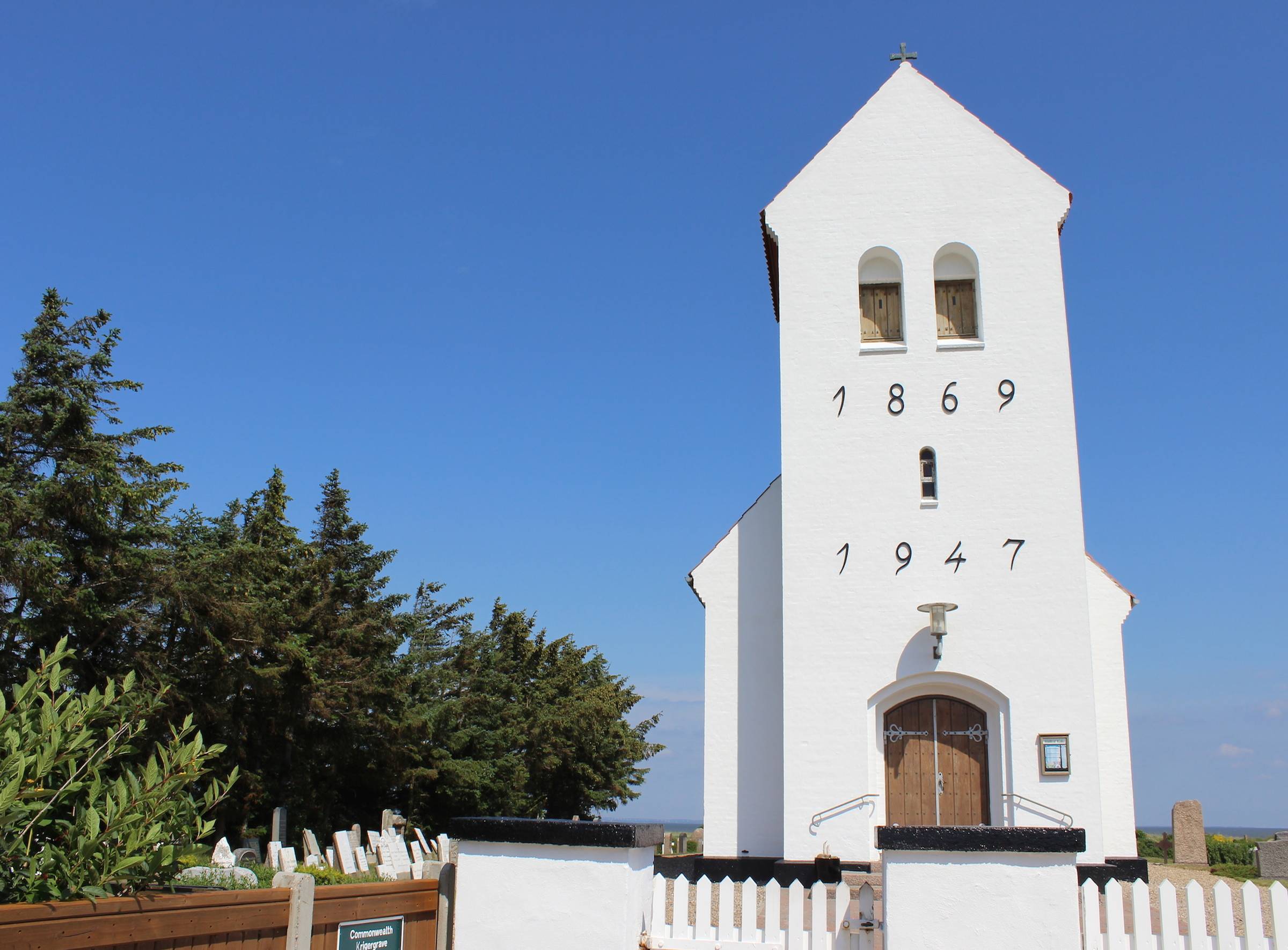 Weiße Strandkirche am Fjordufer