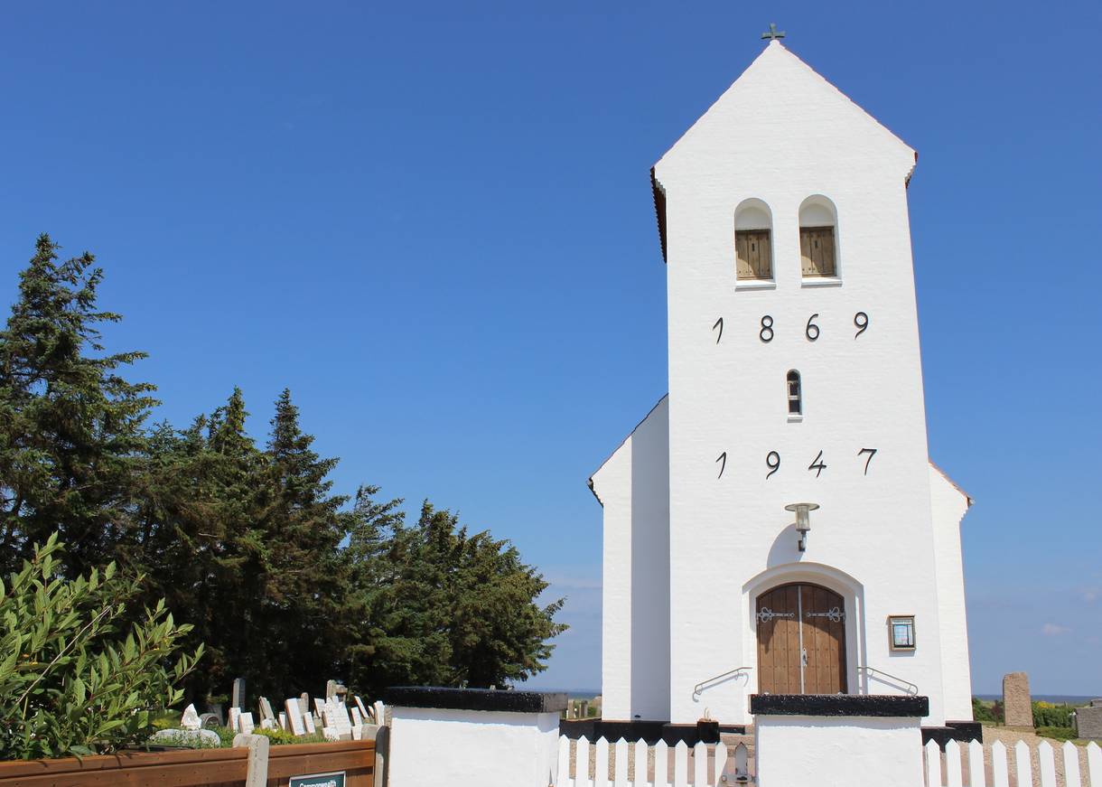 Weiße Strandkirche am Fjordufer