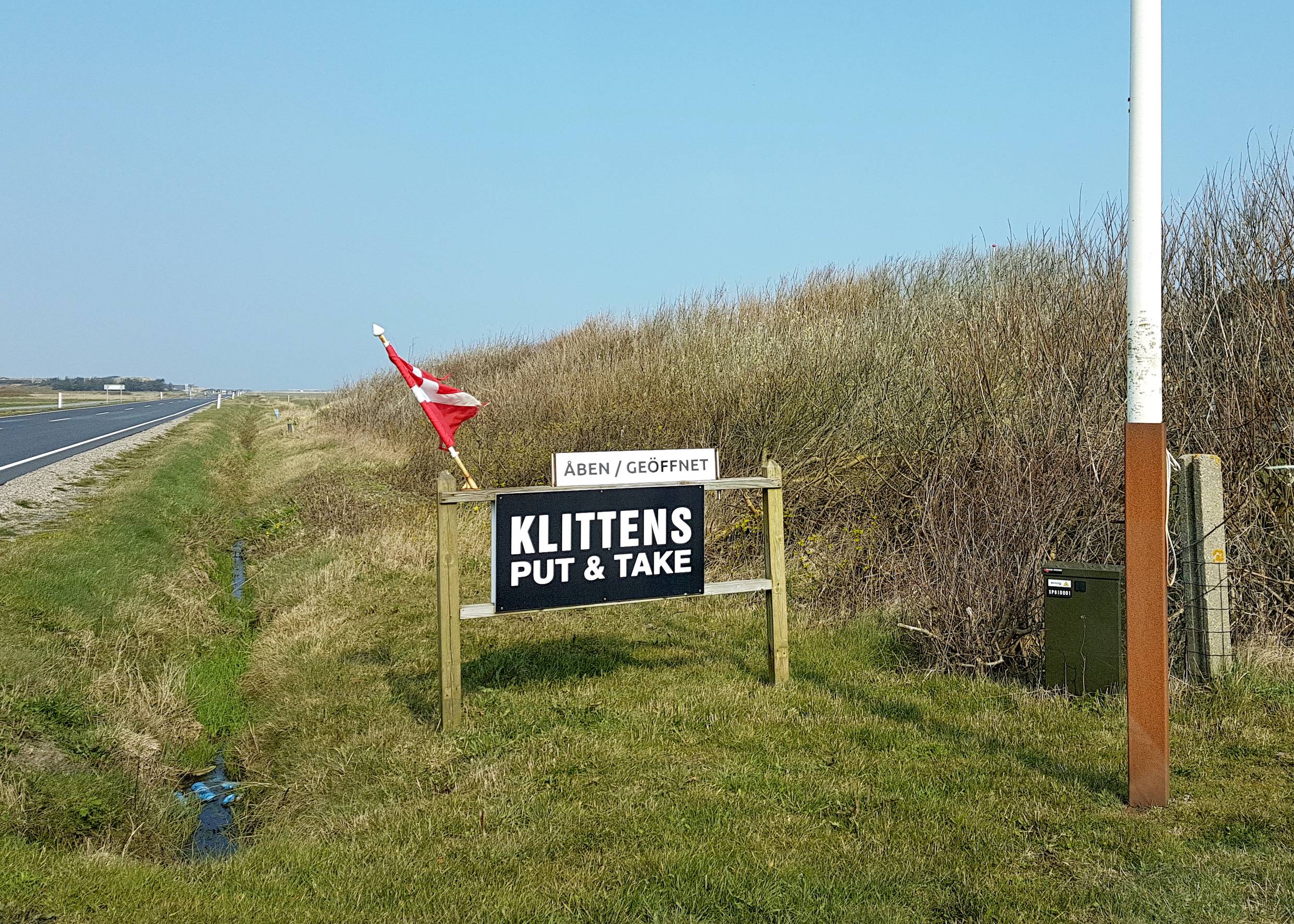 Hinweisschild an der Straße zu einem Angelteich