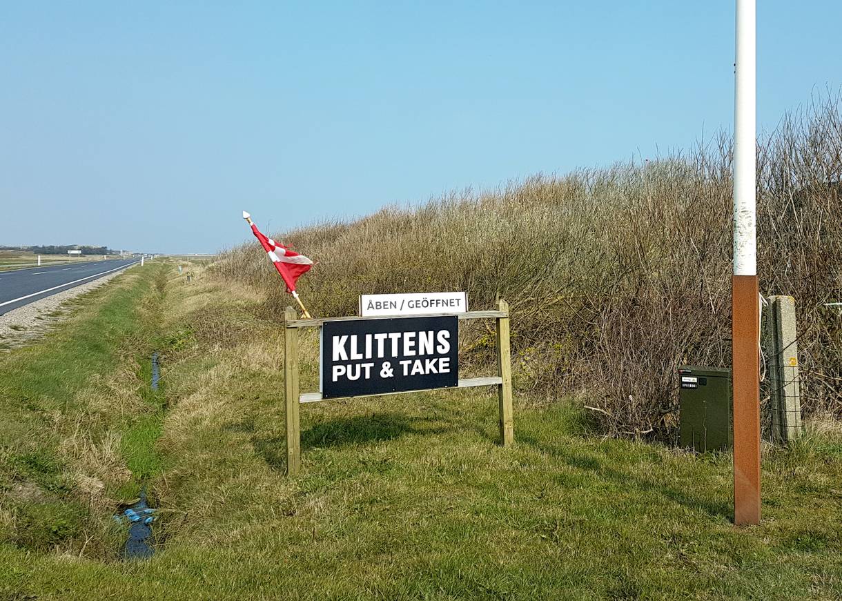 Hinweisschild an der Straße zu einem Angelteich