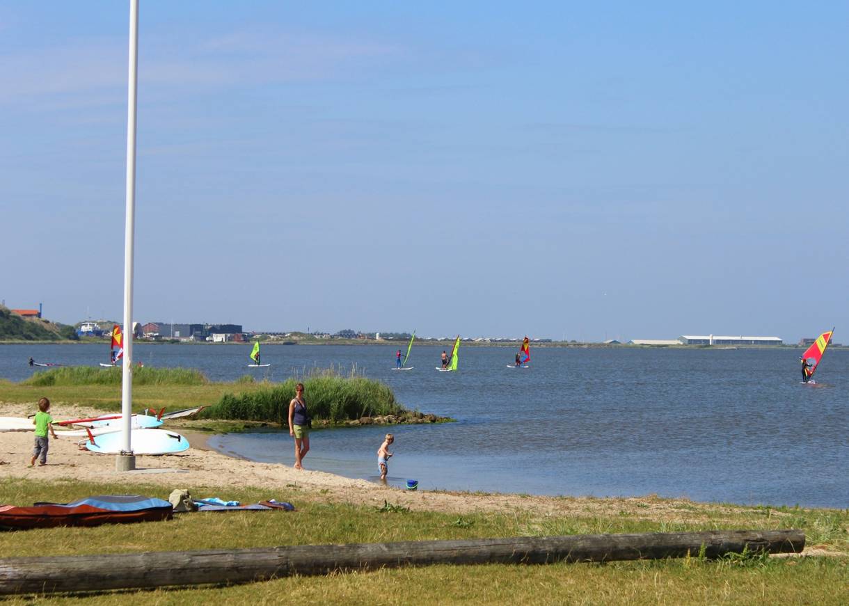 Segelboot auf dem Sandstreifen 