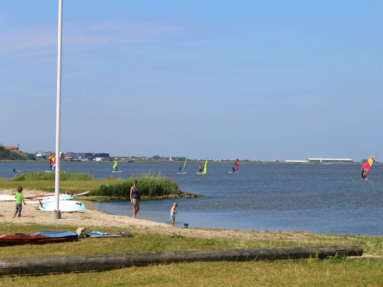 Segelboot auf dem Sandstreifen 