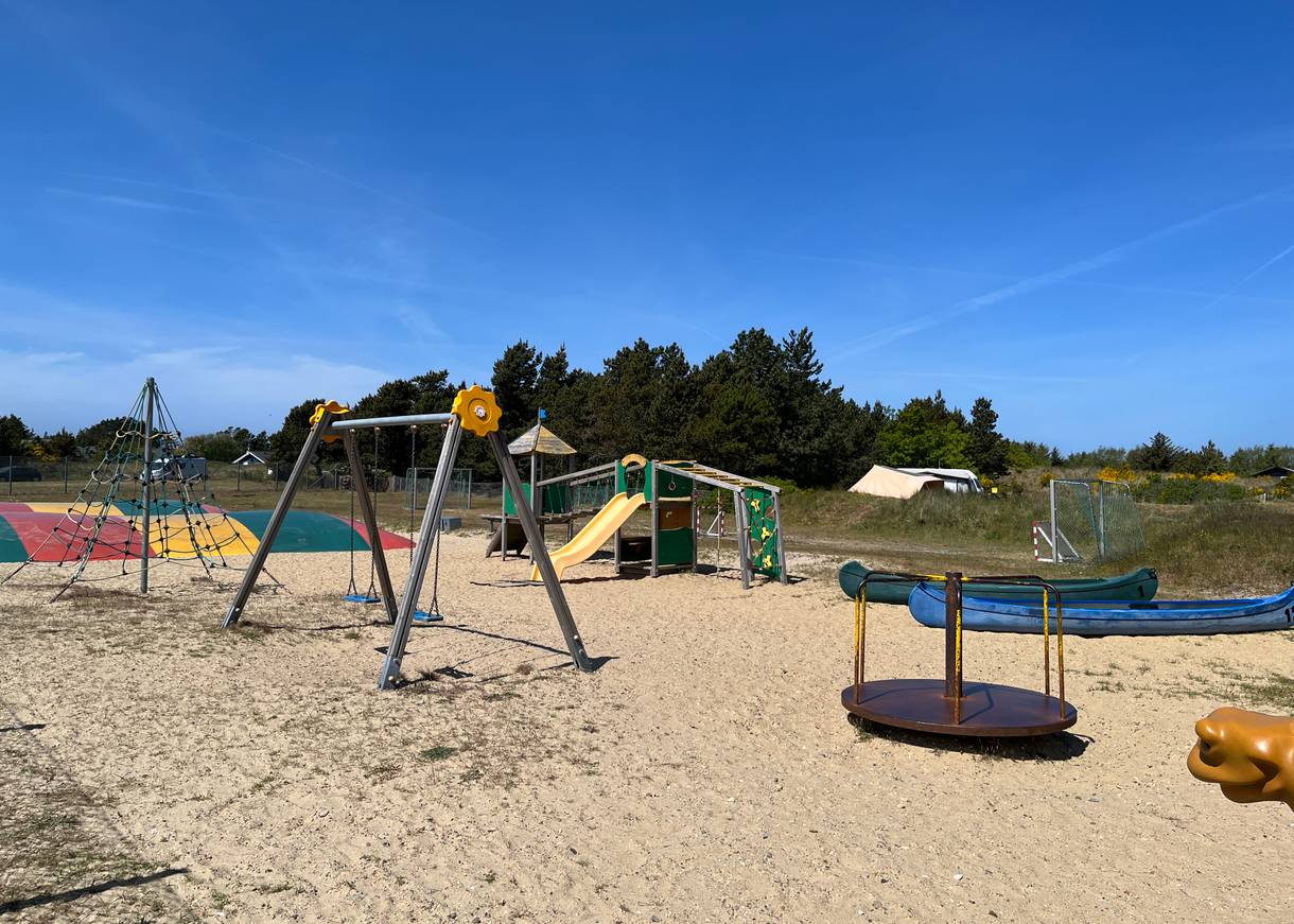 Hüpfburg und Klettergerüst mit spielenden Kindern