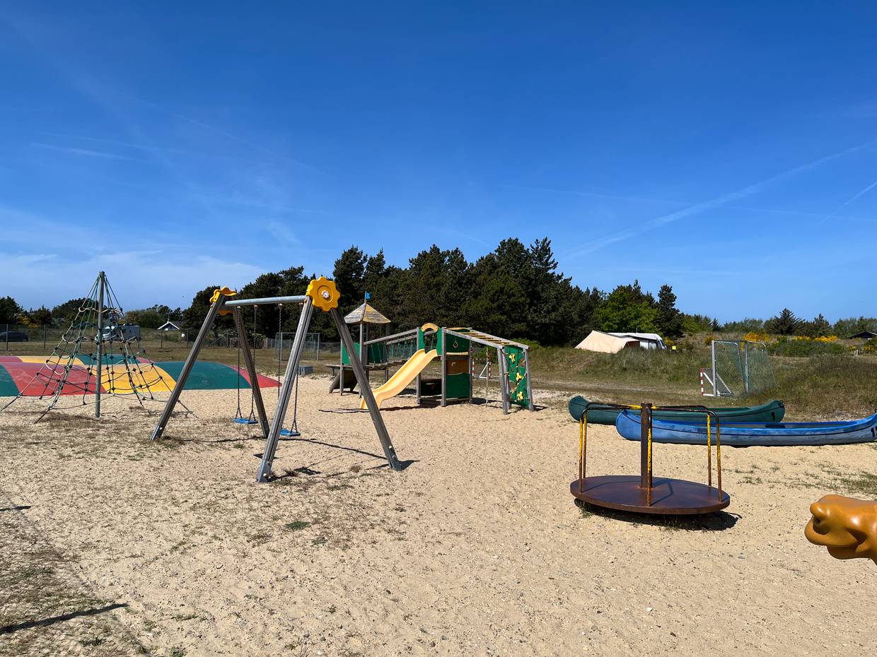 Hüpfburg und Klettergerüst mit spielenden Kindern