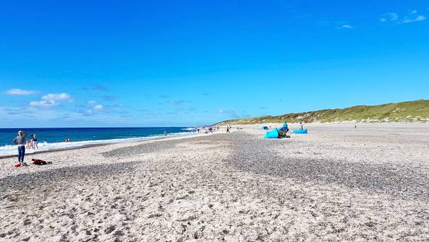 Langer Strand in Bjerregård mit vielen Badegästen