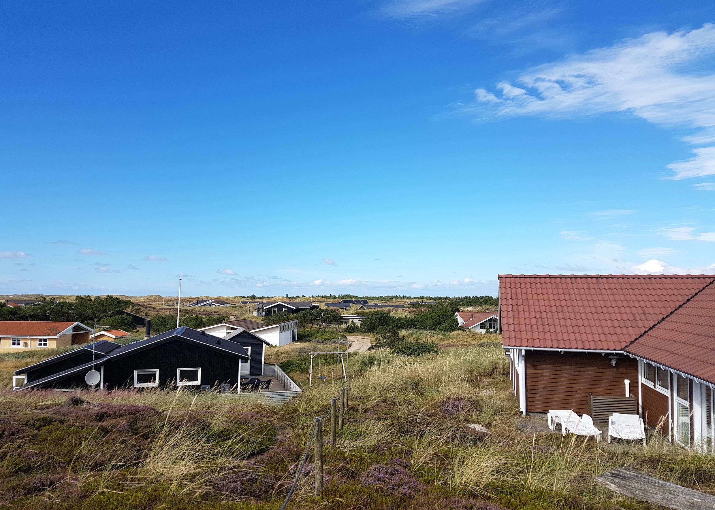 Blick auf den Grünstreifen zwischen zwei Ferienhausgrundstücken