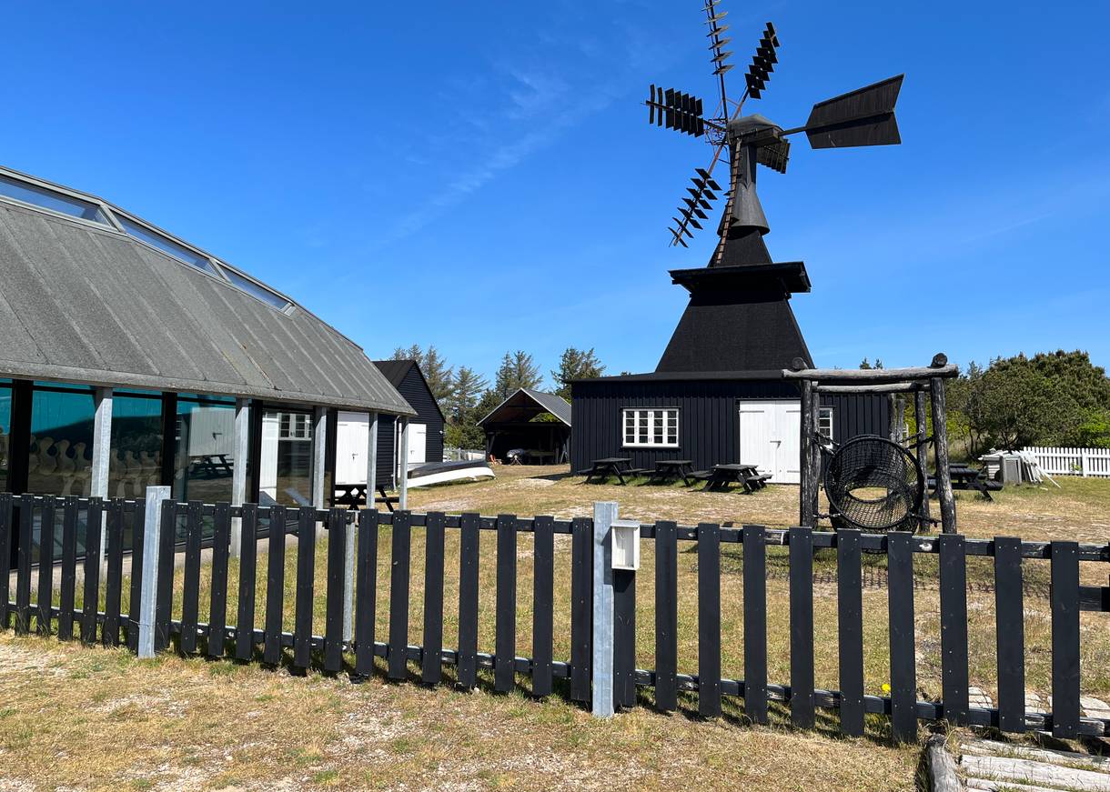 Außengelände ds Museums mit einer Windmühle und Booten