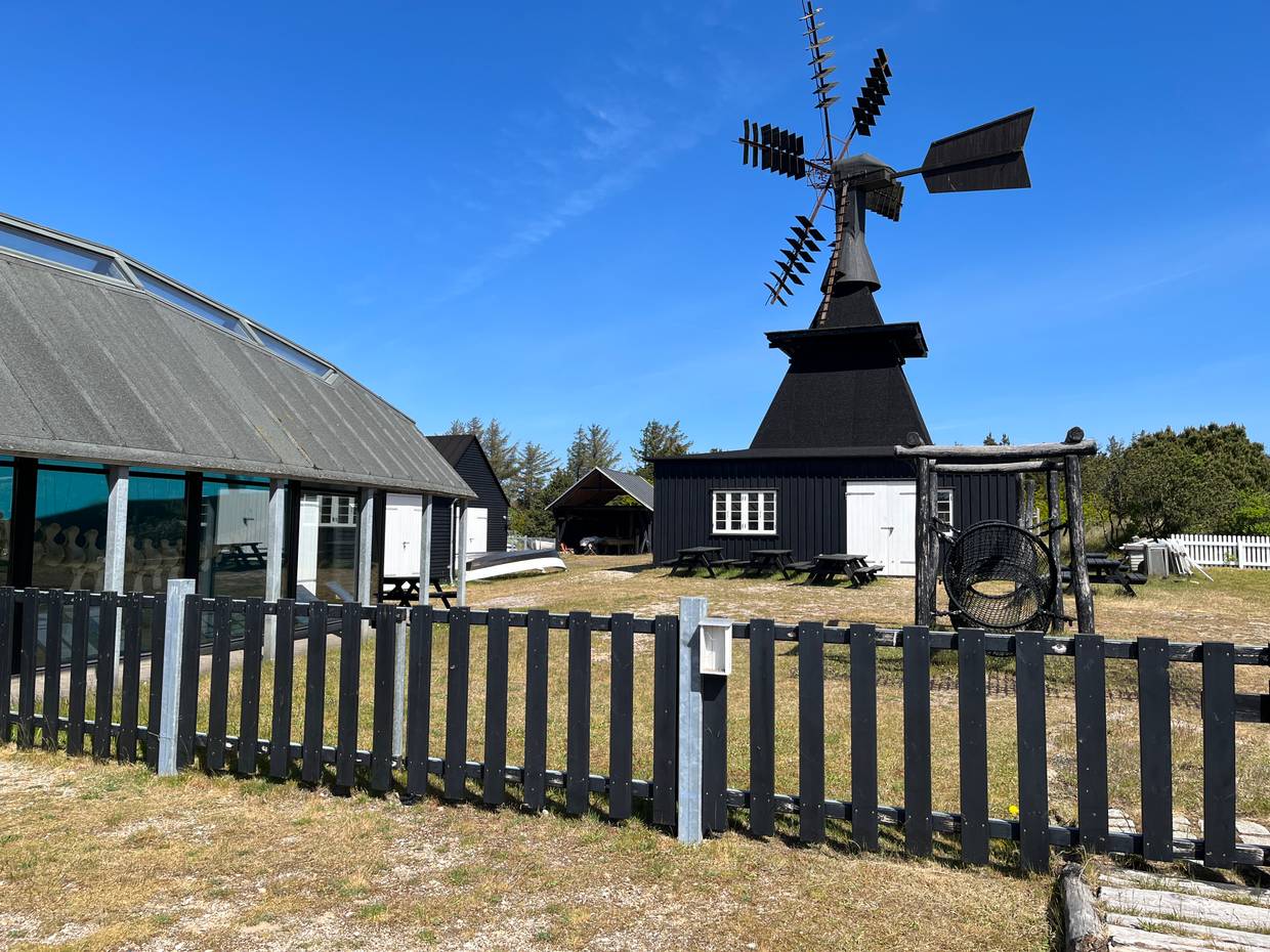 Außengelände ds Museums mit einer Windmühle und Booten