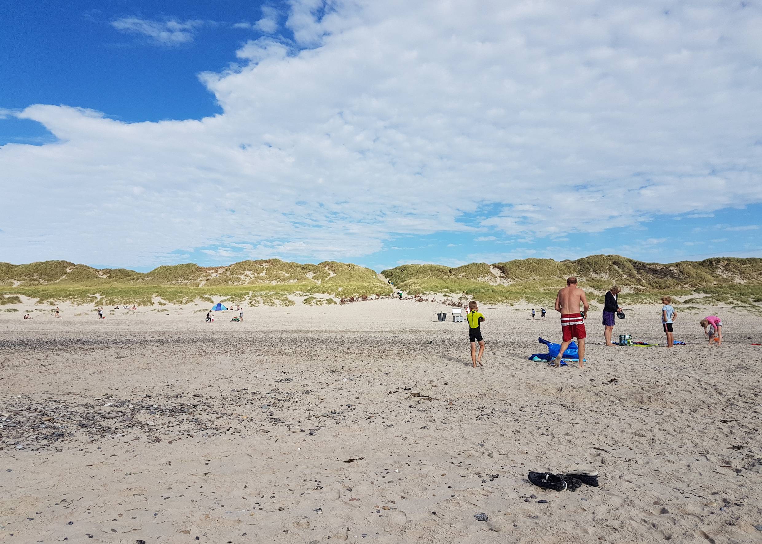 Blick auf den die hohen Dünen vom Strand aus