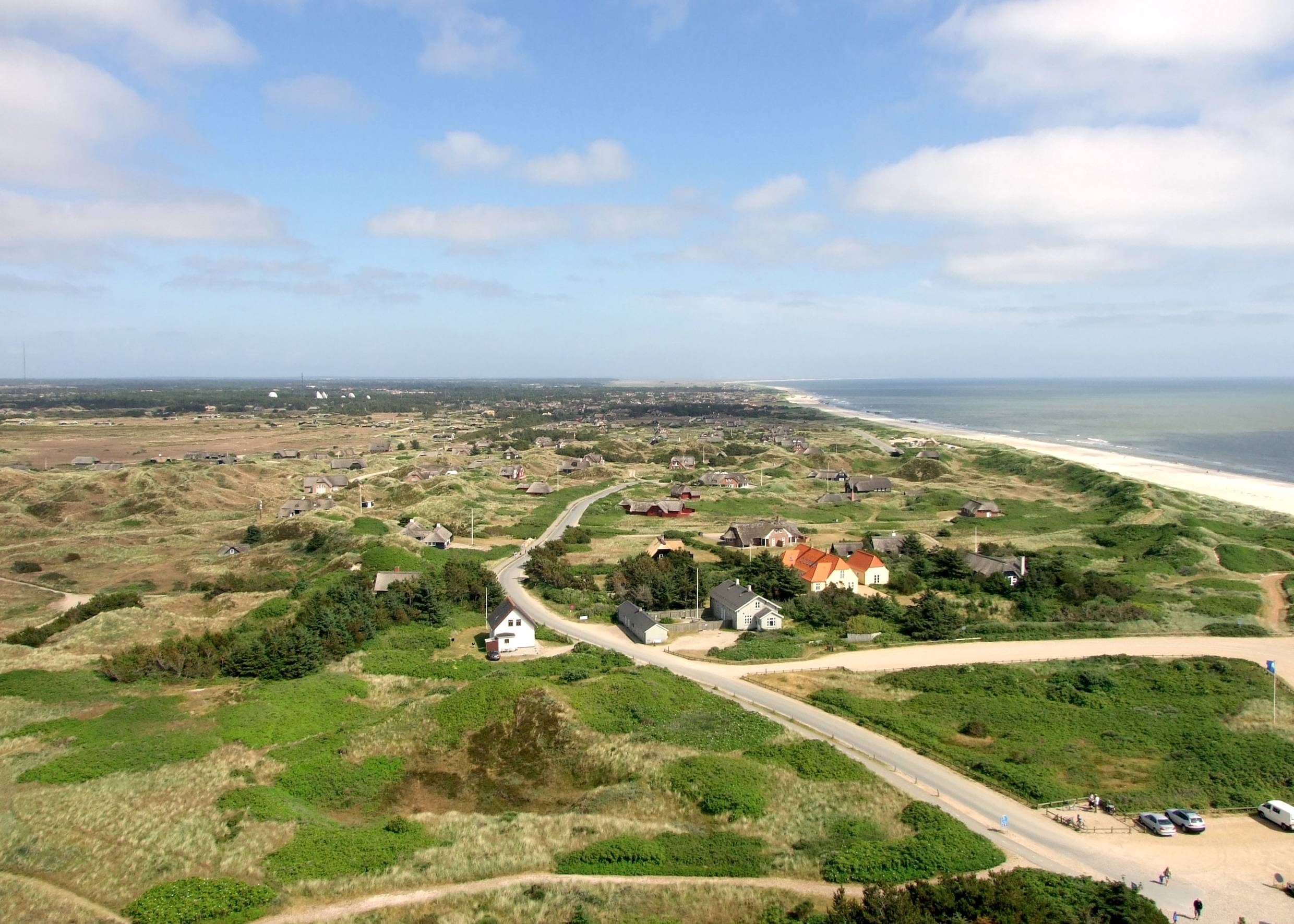 Blick über den Strand und die Ferienhäuser vom Leuchtturm