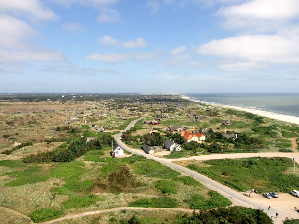 Blick über den Strand und die Ferienhäuser vom Leuchtturm