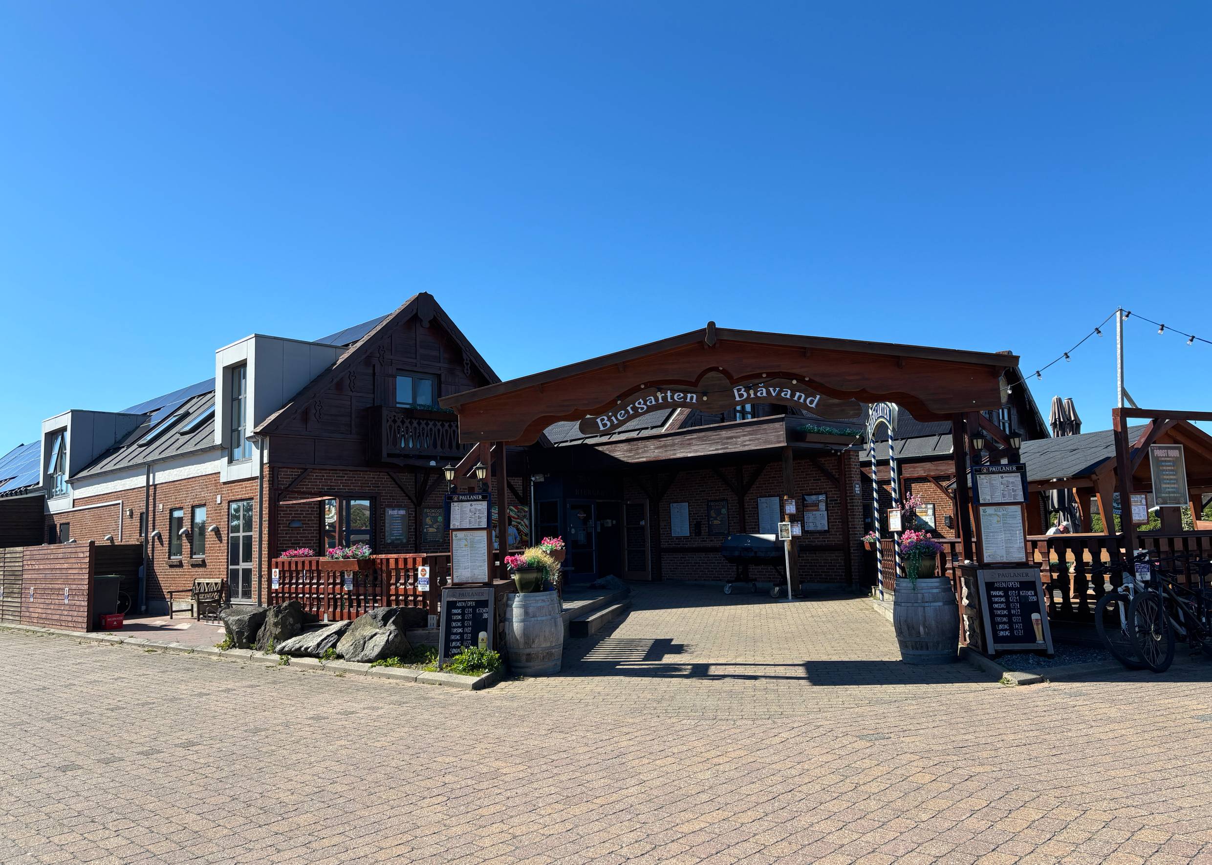 Gebäude mit einem hölzernem Eingang mit der Aufschrift Biergarten
