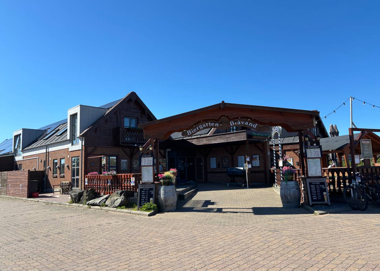 Gebäude mit einem hölzernem Eingang mit der Aufschrift Biergarten