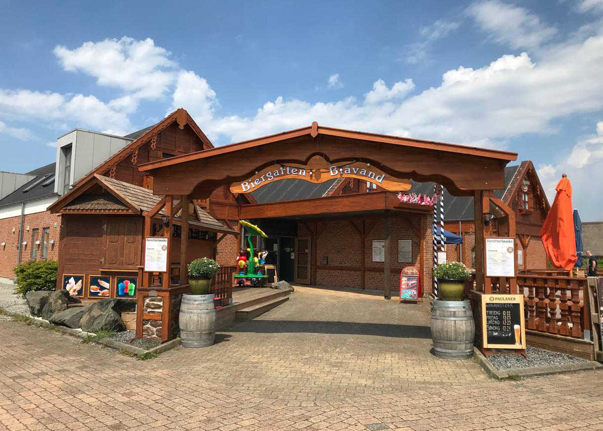 Gebäude mit einem hölzernem Eingang mit der Aufschrift Biergarten