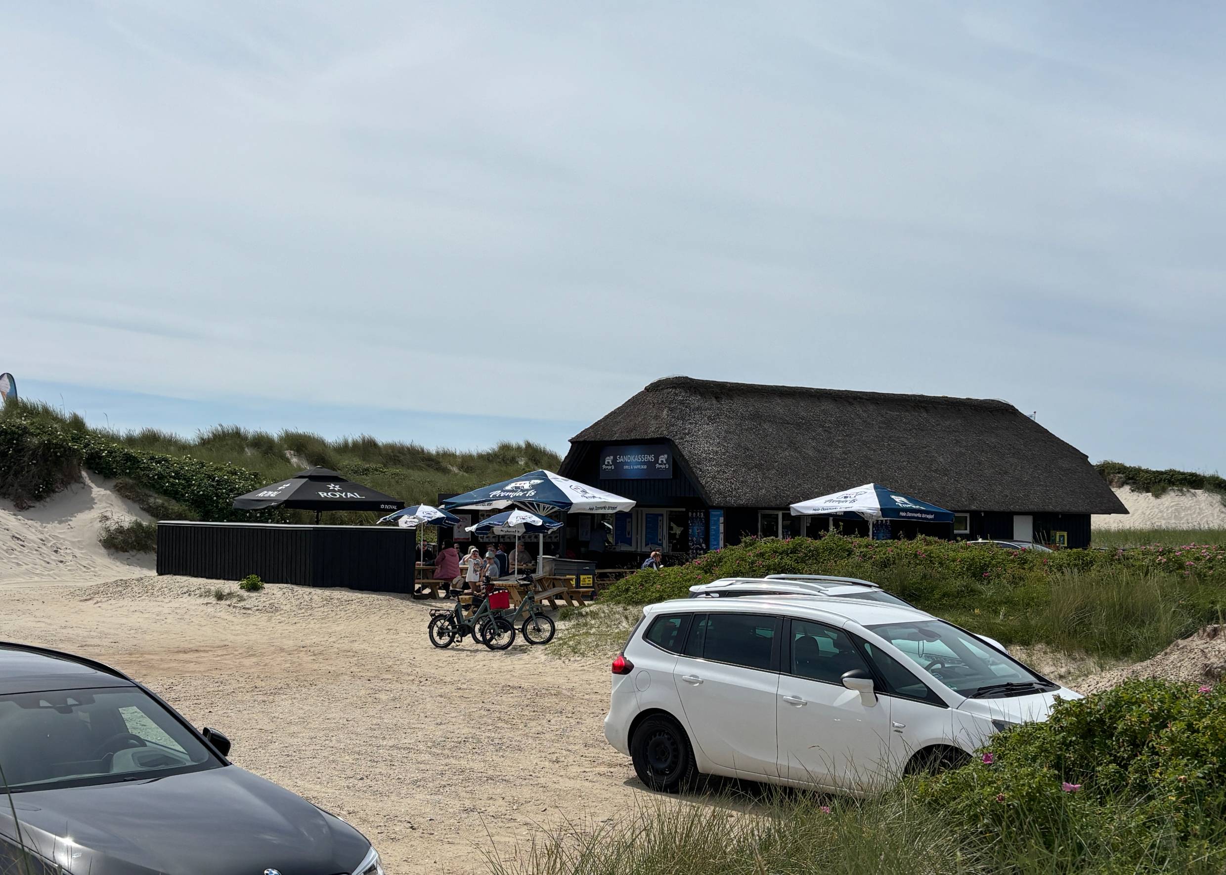 Strandimbiss mit Picknickbänken vor der Tür