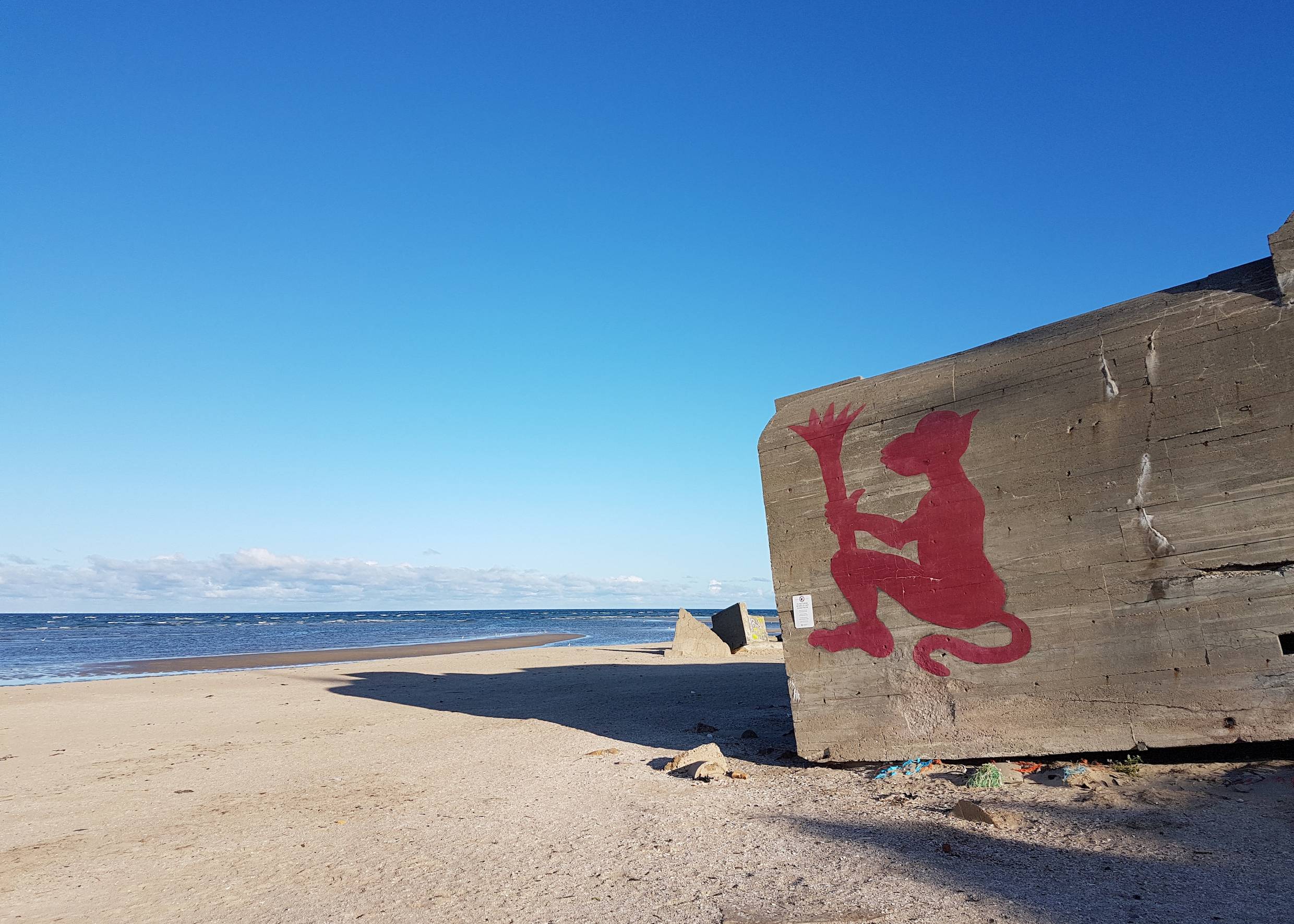 Bunker mit einer roten Figur bemalt