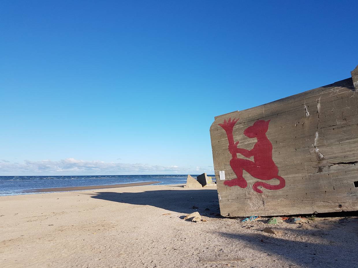 Bunker mit einer roten Figur bemalt