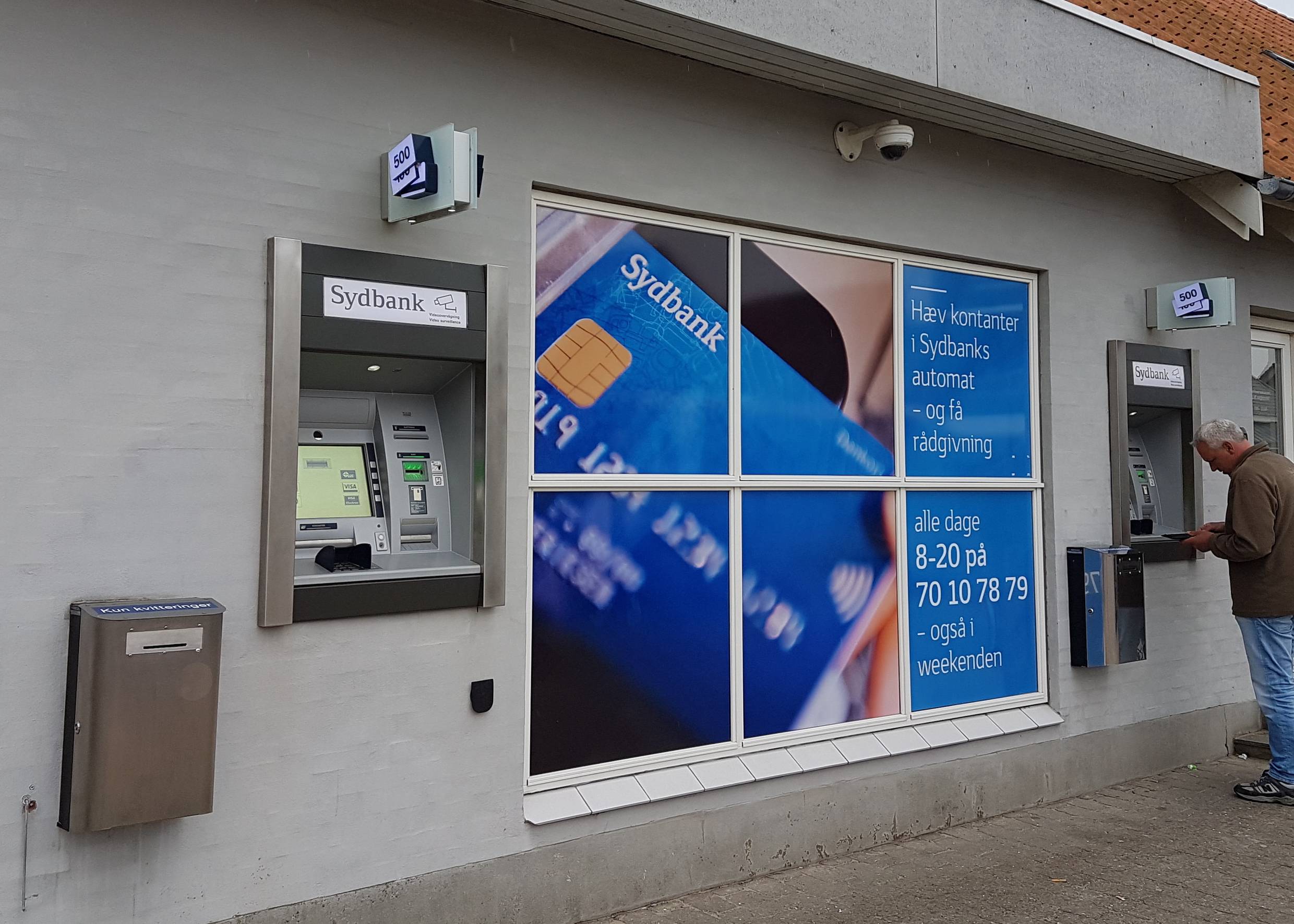 Geldautomaten an der Außenwand einer Bank