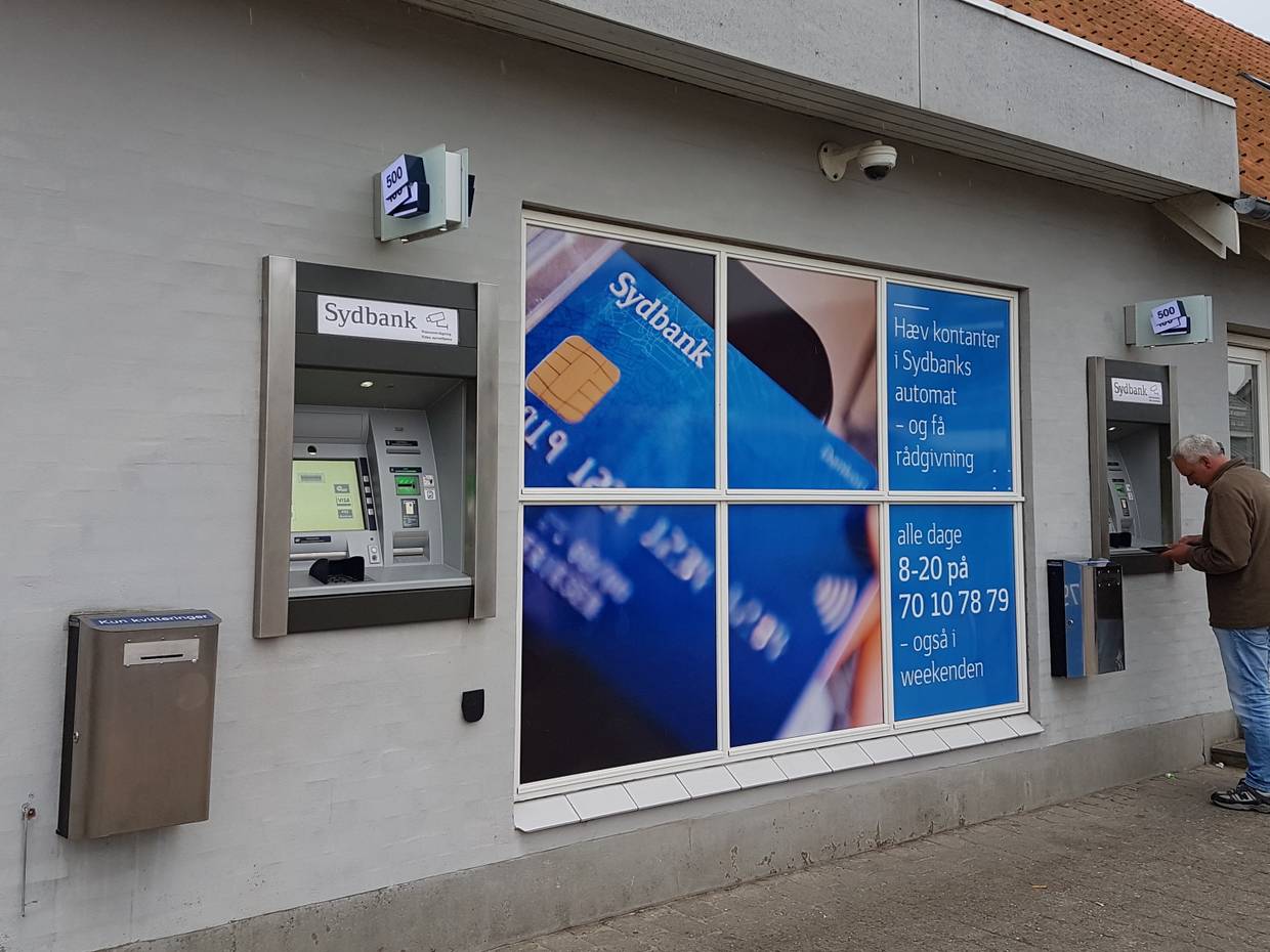 Geldautomaten an der Außenwand einer Bank