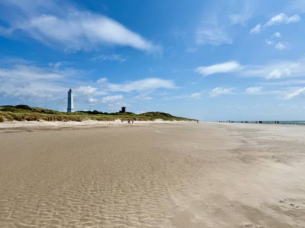 Strand und Dünen in Blåvand, hinter den Dünen der Leuchtturm